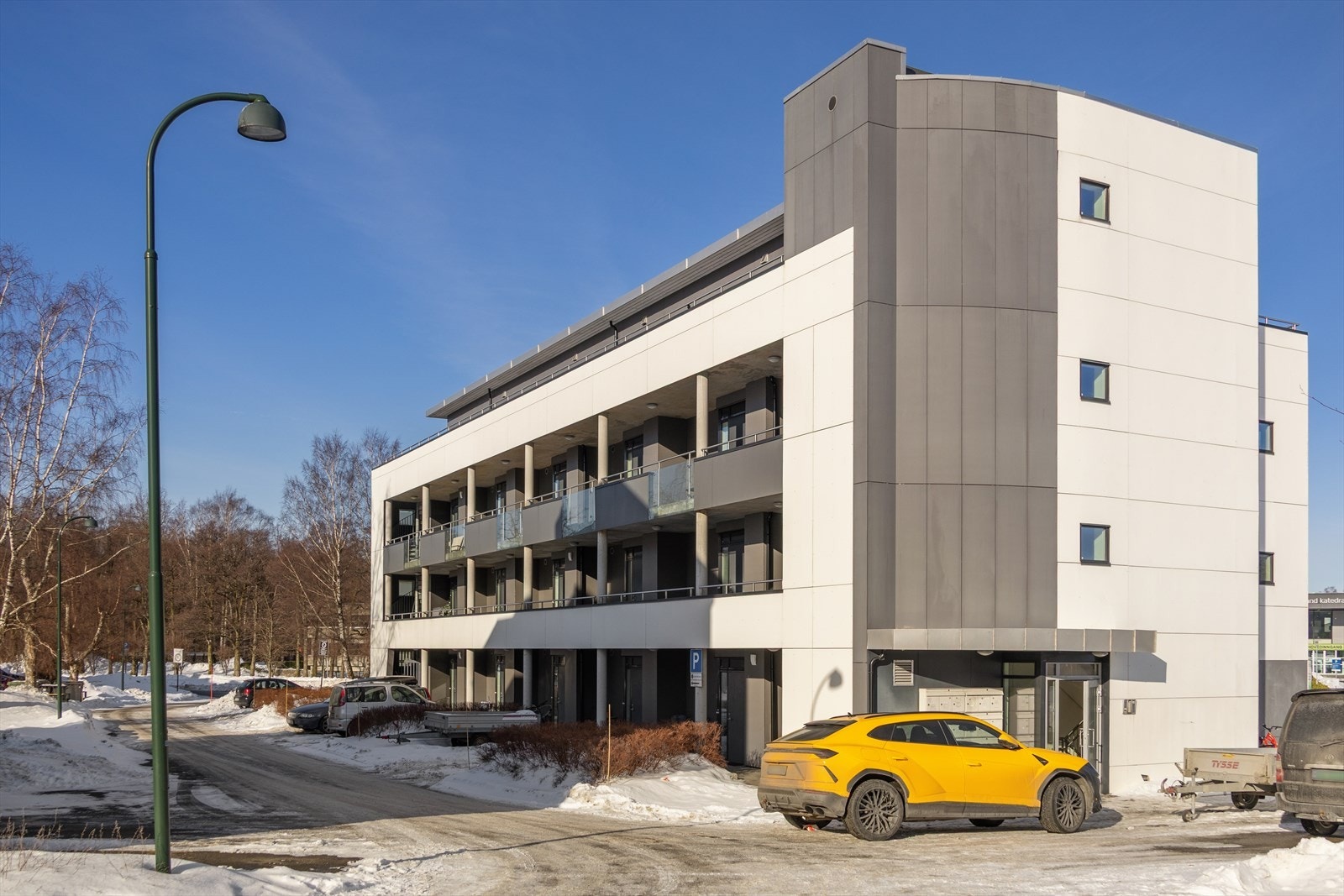 Felles selveiertomt for sameiet. Tomten er pent opparbeidet med asfaltert adkomst, gangarealer og diverse beplantninger Galleribilde