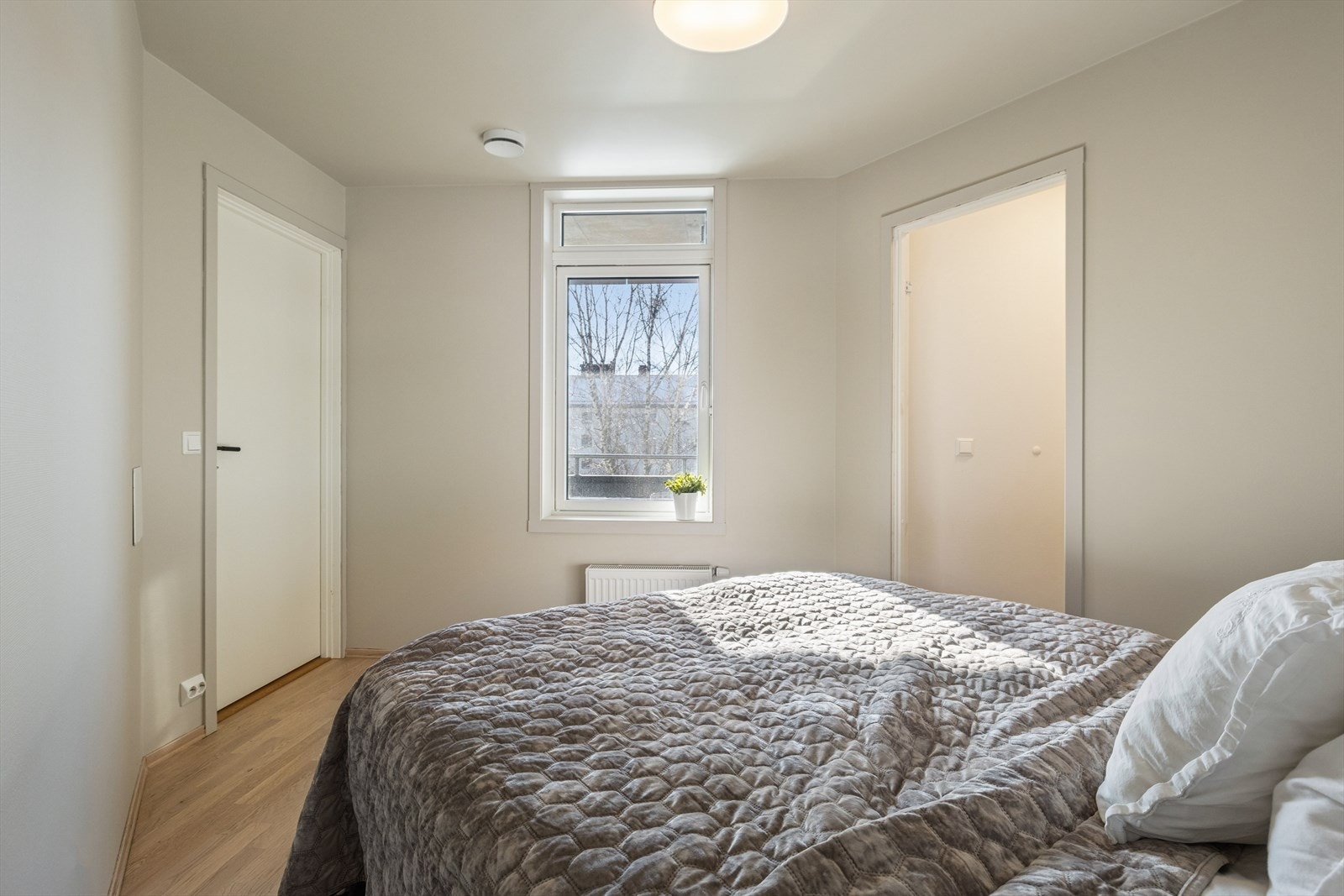 Fra soverommet er det direkte tilgang til en praktisk bod som er innredet med en smart og plassbesparende garderobeløsning Galleribilde