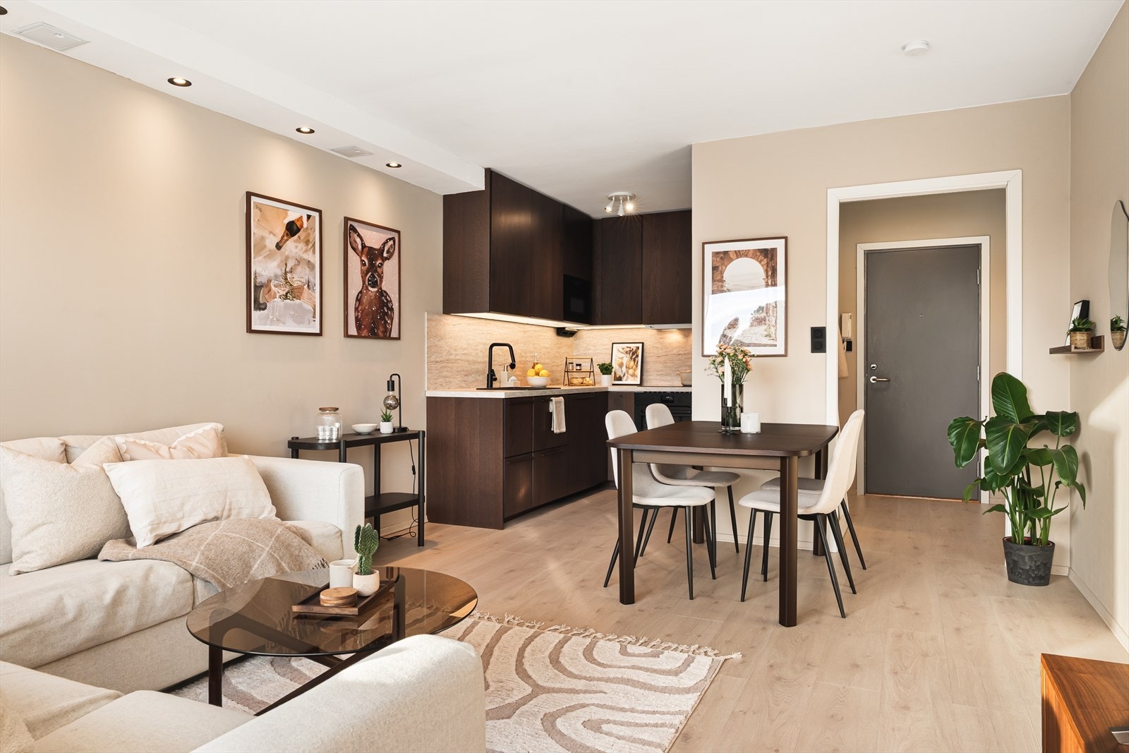 Den delvis åpne stue- og kjøkkenløsningen gir leiligheten et sosialt preg. Galleribilde