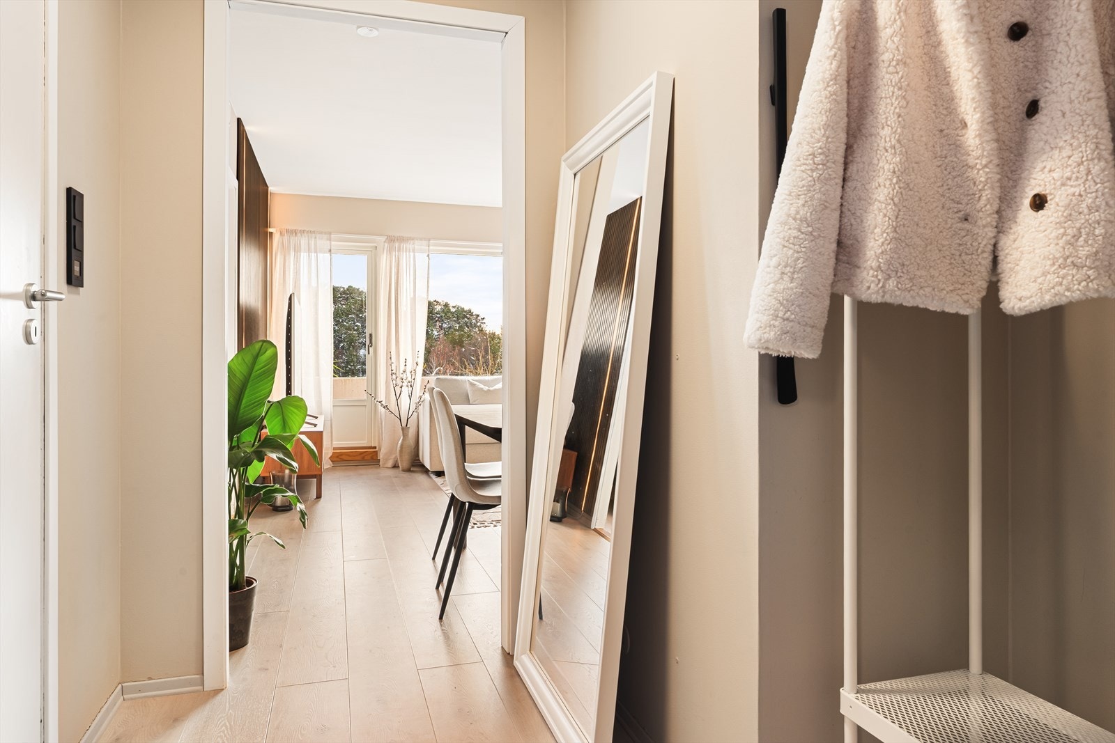 Fra entreen ledes du naturlig videre til stuen på 17,9 kvm. Galleribilde