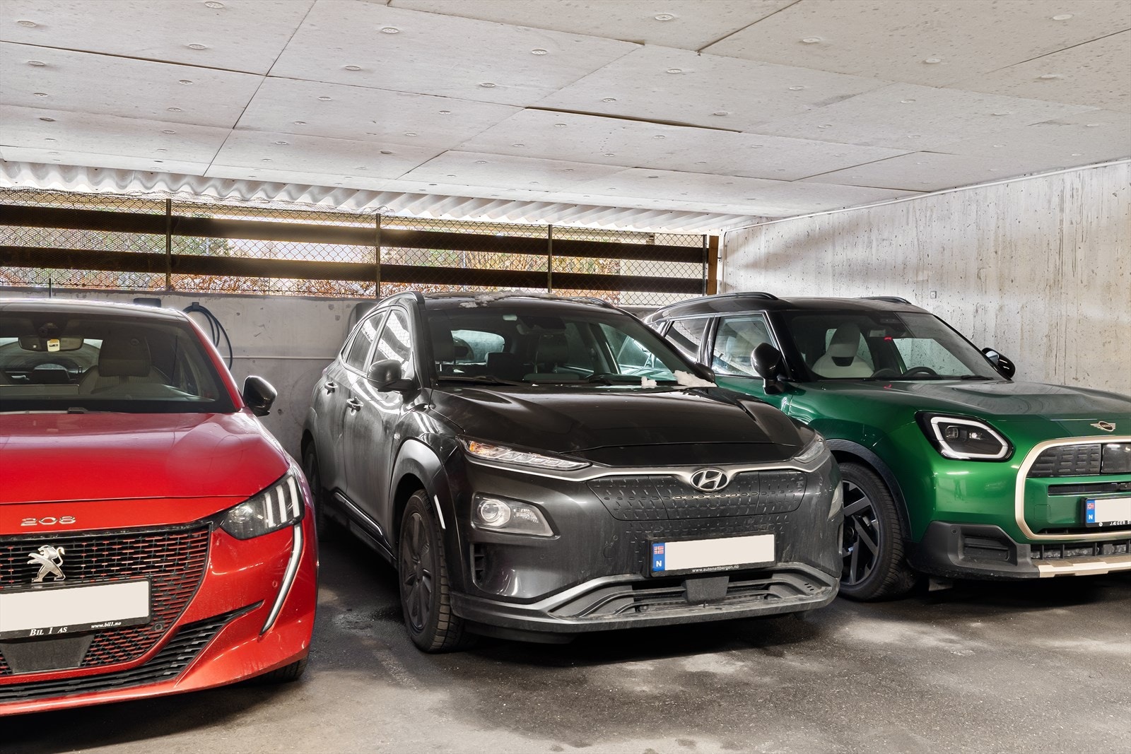 Man disponerer én fast garasjeplass med elbillader i underetasjen. Galleribilde