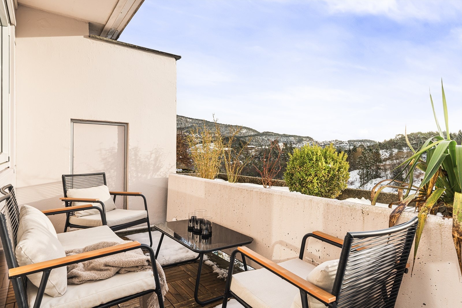 Stor terrasse med gode solforhold. Galleribilde