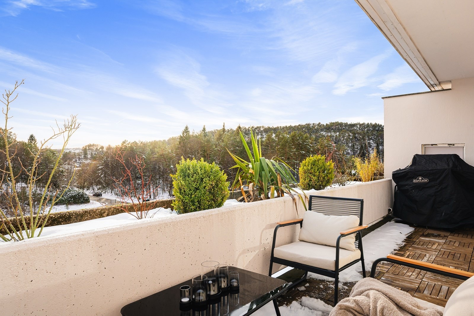 Med plass til koselig sittegruppe er terrassen et flott samlingssted for sosiale sammenkomster. Galleribilde