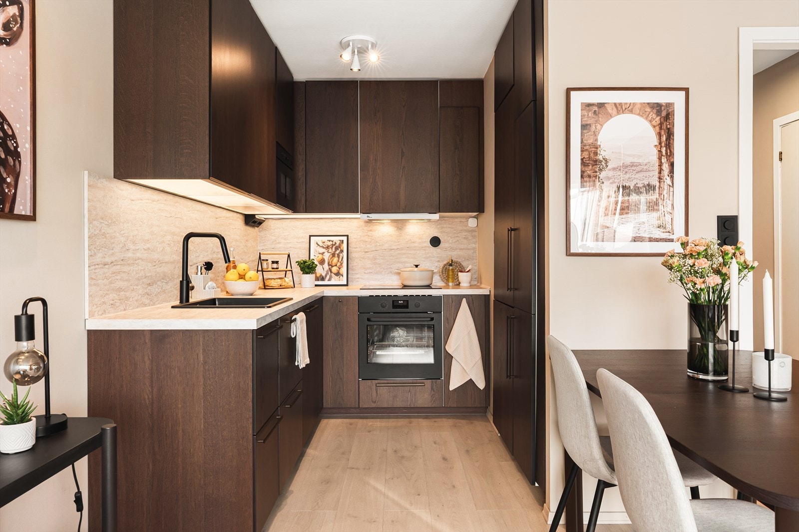 Det er kjøl/fryseskap, oppvaskmaskin, platetopp, stekeovn og vannstoppsystem. Galleribilde