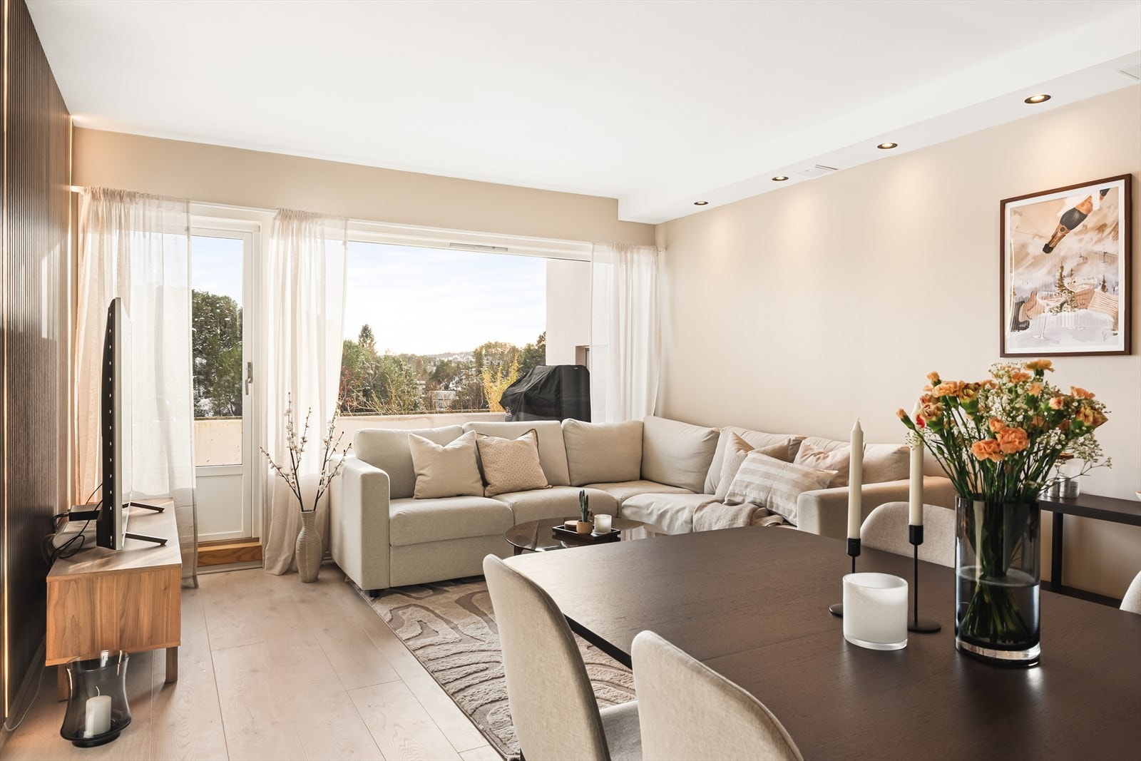 Legg merke til de store vindusflatene som sikrer godt med naturlig lys og skaper en luftig atmosfære. Galleribilde