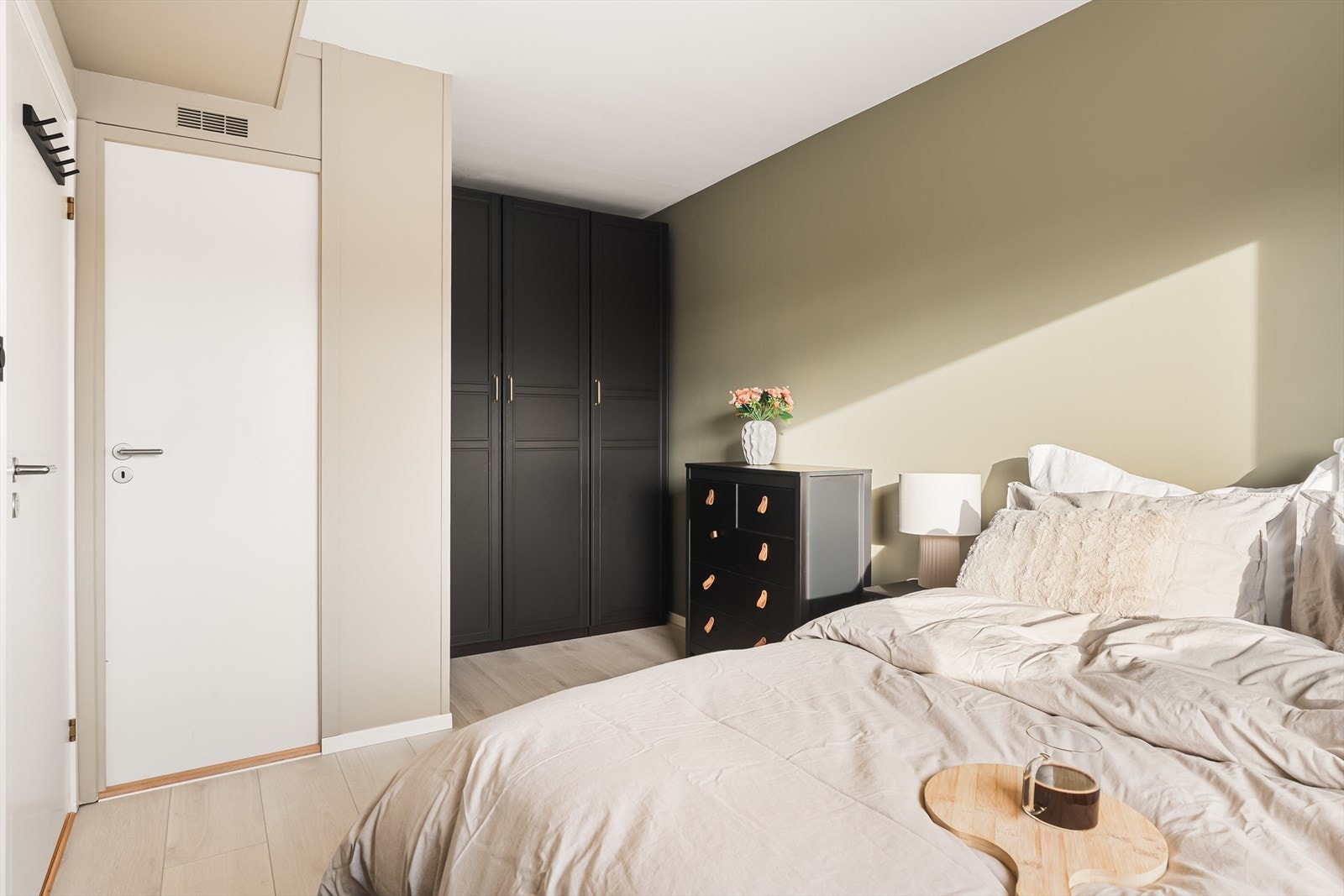 I praktisk forstand er det et teknisk rom på 1,5 kvm inne på soverommet. Galleribilde