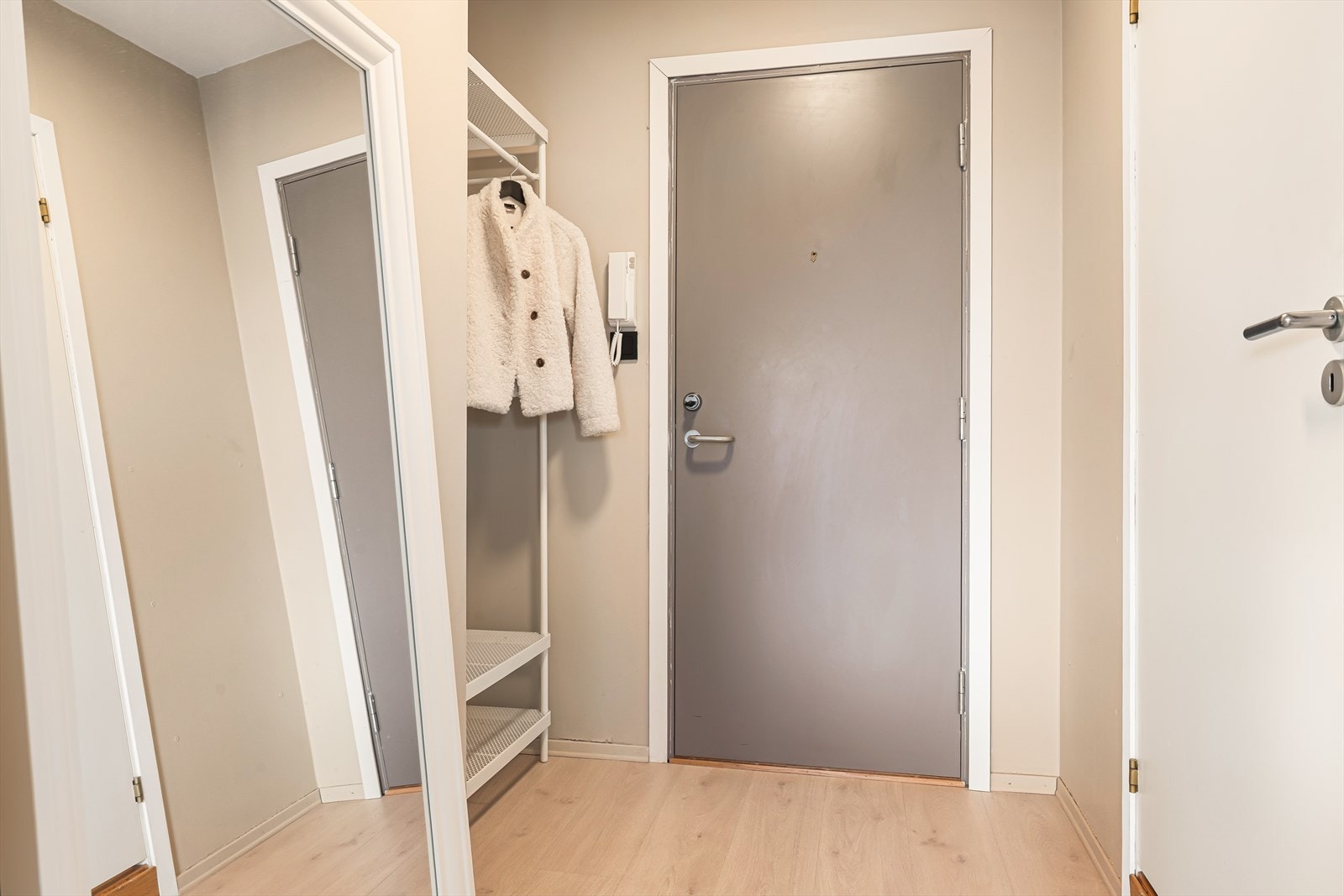 Velkommen inn! Entreen måler 3,4 kvm og har god plass til oppbevaring av sko- og yttertøy. Galleribilde