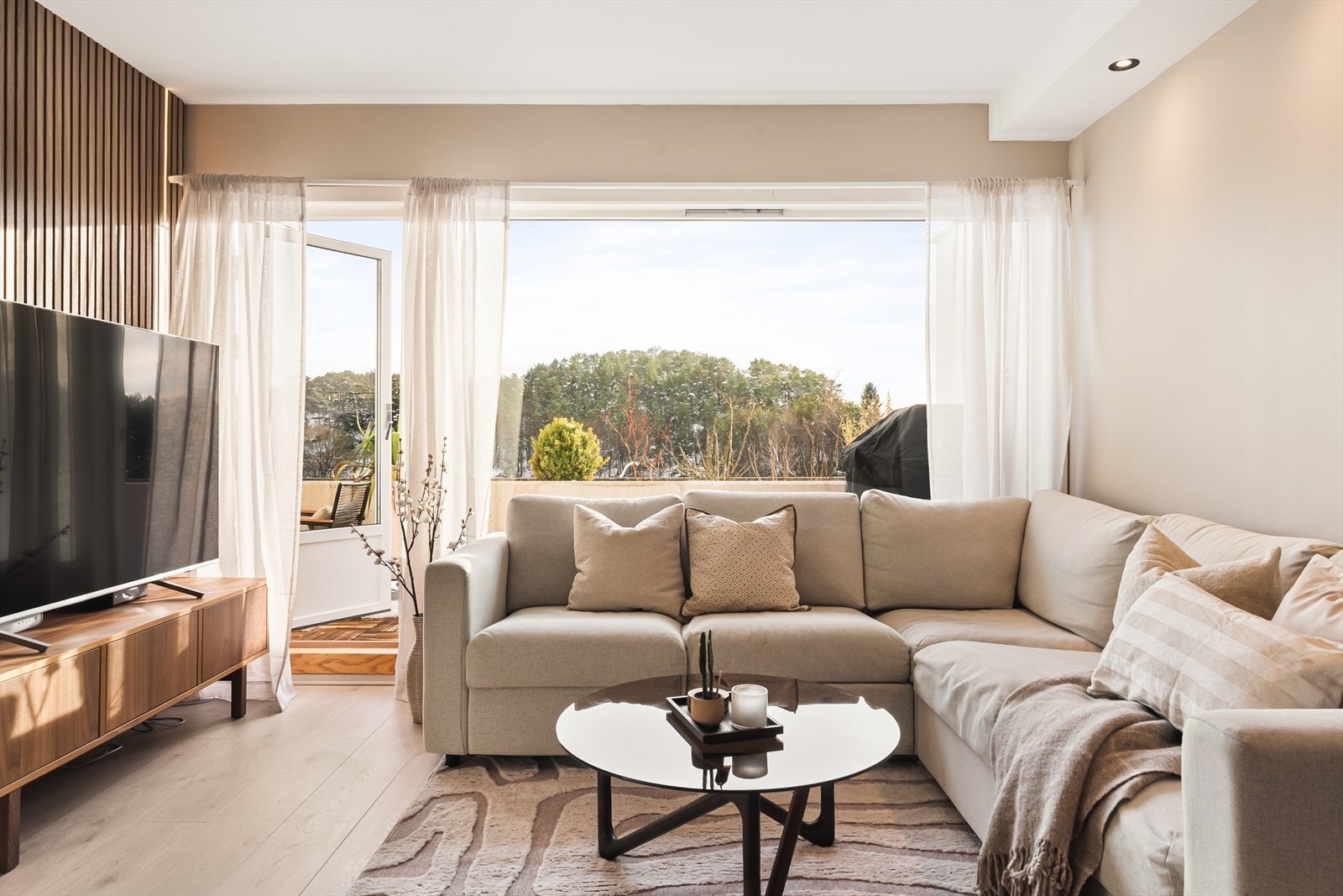 Stuen forlenges på herlig vis av en terrasse på 10 kvm. Galleribilde