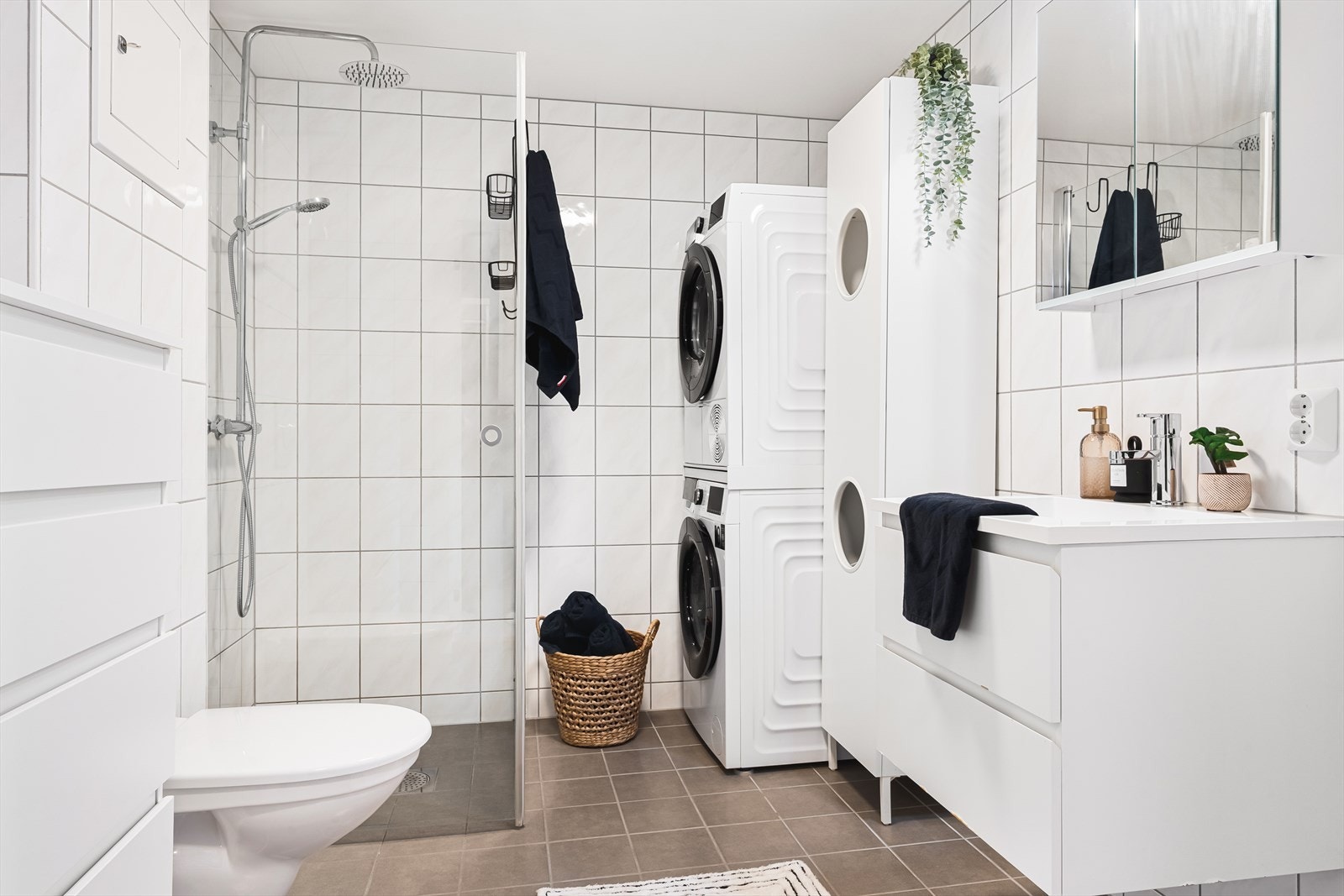 Badet på 5,6 kvm er fra 2016 og har varmekabler i gulvet. Galleribilde