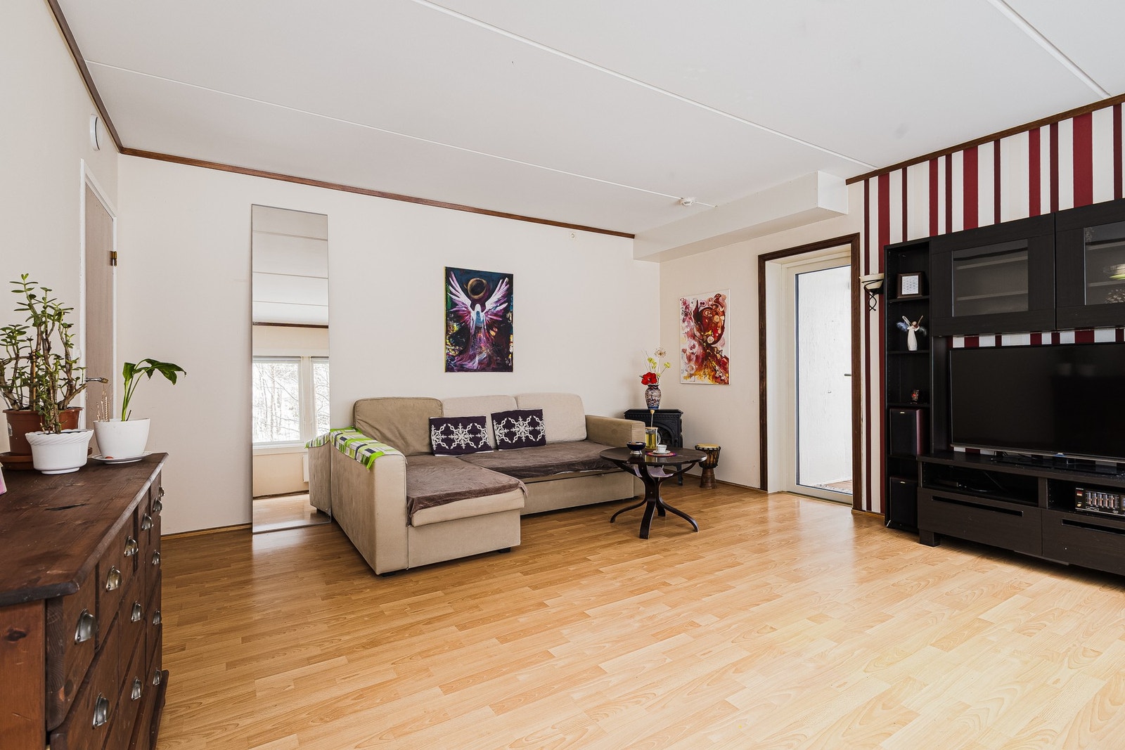 Stuen har god plass til å innrede i soner, med både sofaseksjon, spisebord og mediemøblement. Galleribilde