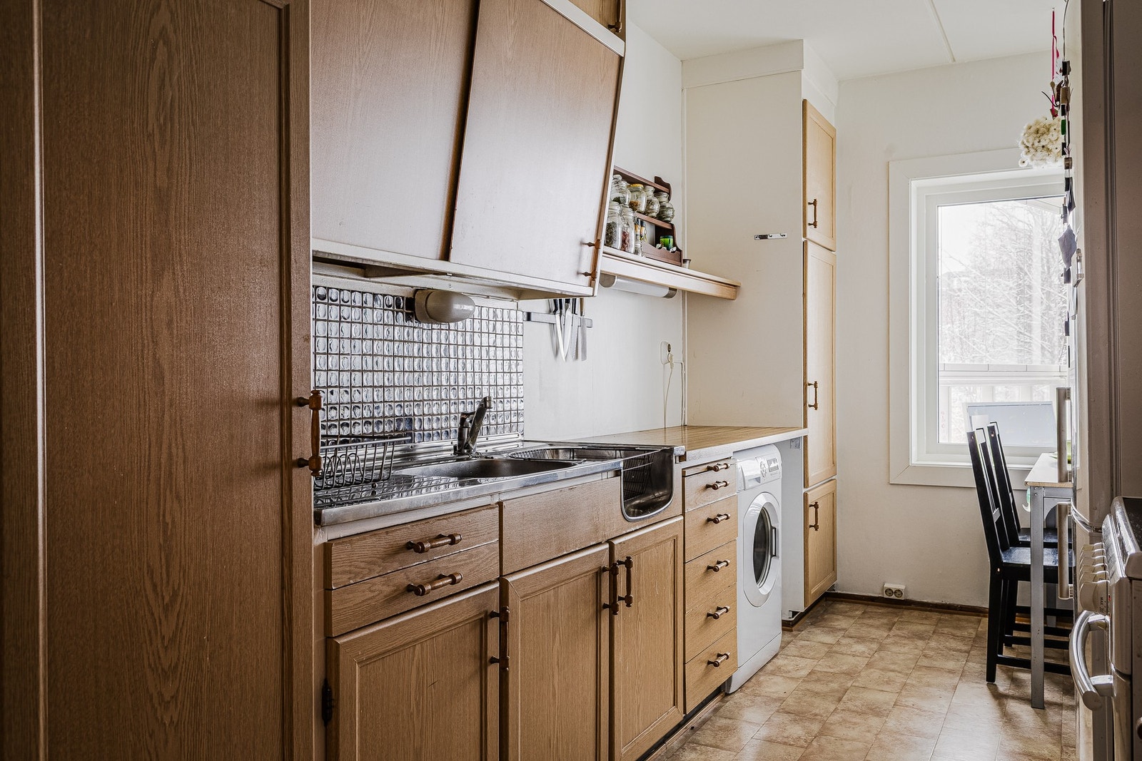 Kjøkkenet har slette fronter, laminat og aluminum benkeplate med vask. Galleribilde