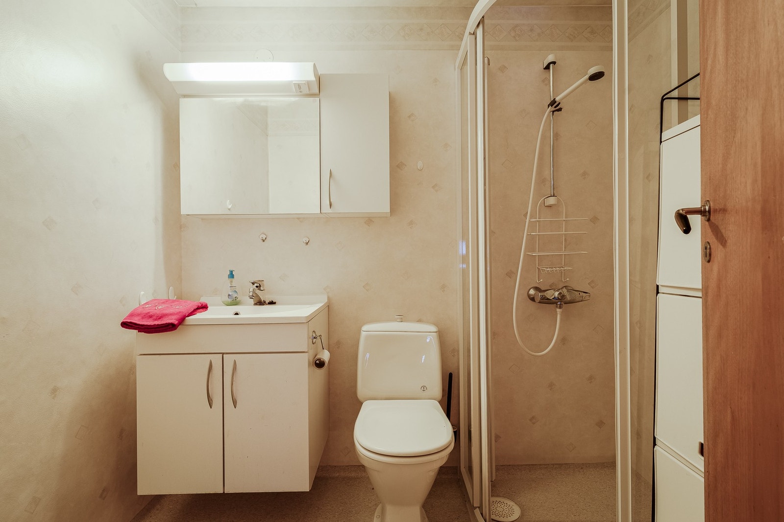 Boligens bad er på 3,4 m², og har varmekabler i gulvet. Galleribilde