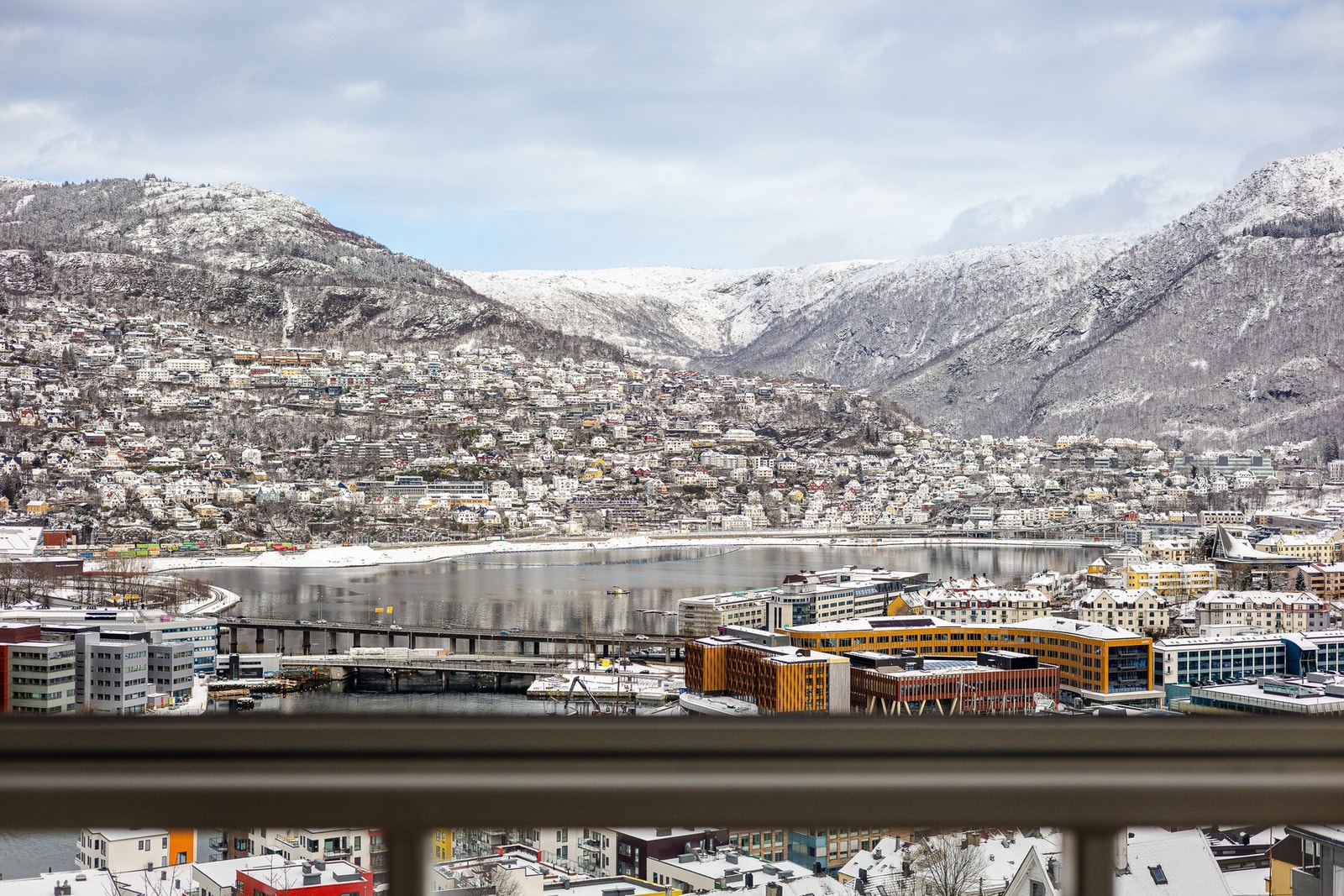 Velkommen til en utmerket inngang til boligmarkedet! Romslig 3-roms leilighet, med attraktiv beliggenhet og umiddelbar nærhet til Bergen sentrum. Galleribilde