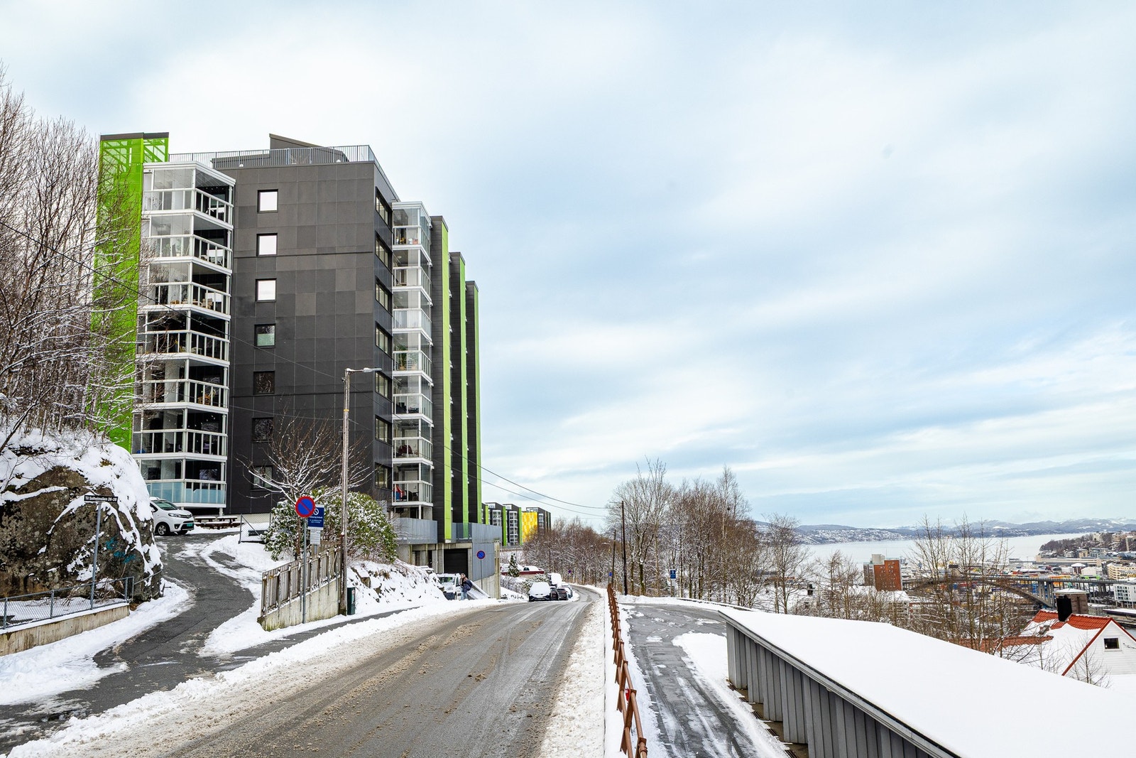 Perfekt for alle som vil bo rolig og behagelig, men svært sentralt med kort vei til alt en trenger i hverdagen. Galleribilde