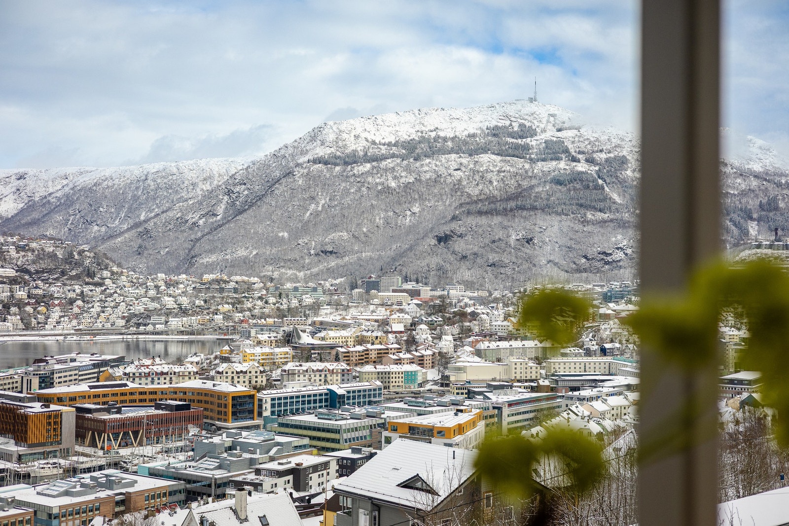 Fra balkongen kan en nyte nydelig utsikt over Bergen by. Galleribilde