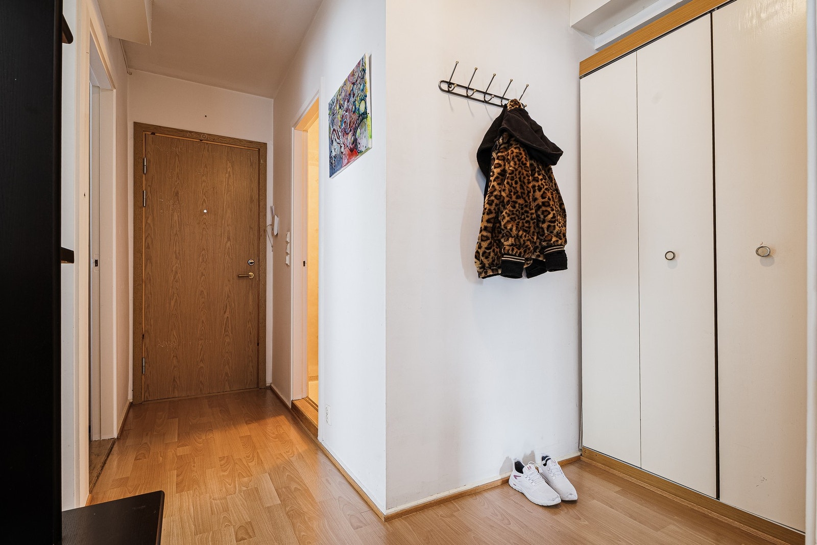I entréen er det plass til garderobe og til å henge fra seg ytterklær. Galleribilde