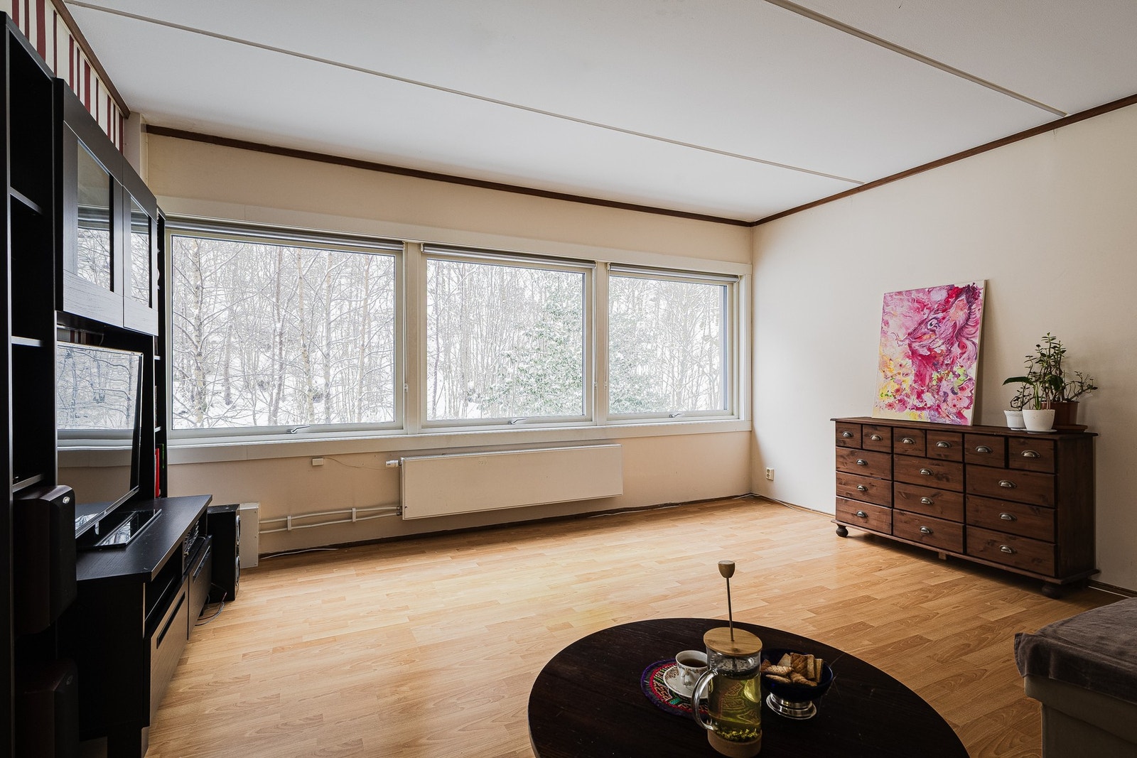 Leilighetens stue er lys og luftig, med et areal på 21,7 m². Galleribilde