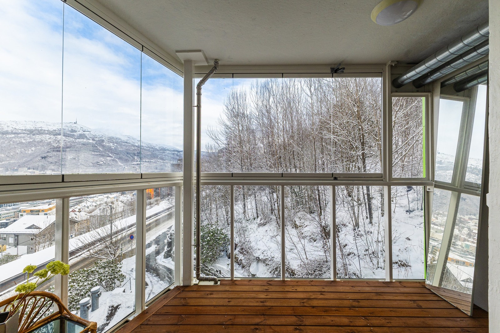 Balkongen er sørøstvendt, som gjør at en kan nyte morgen- og formiddagssolen. Galleribilde