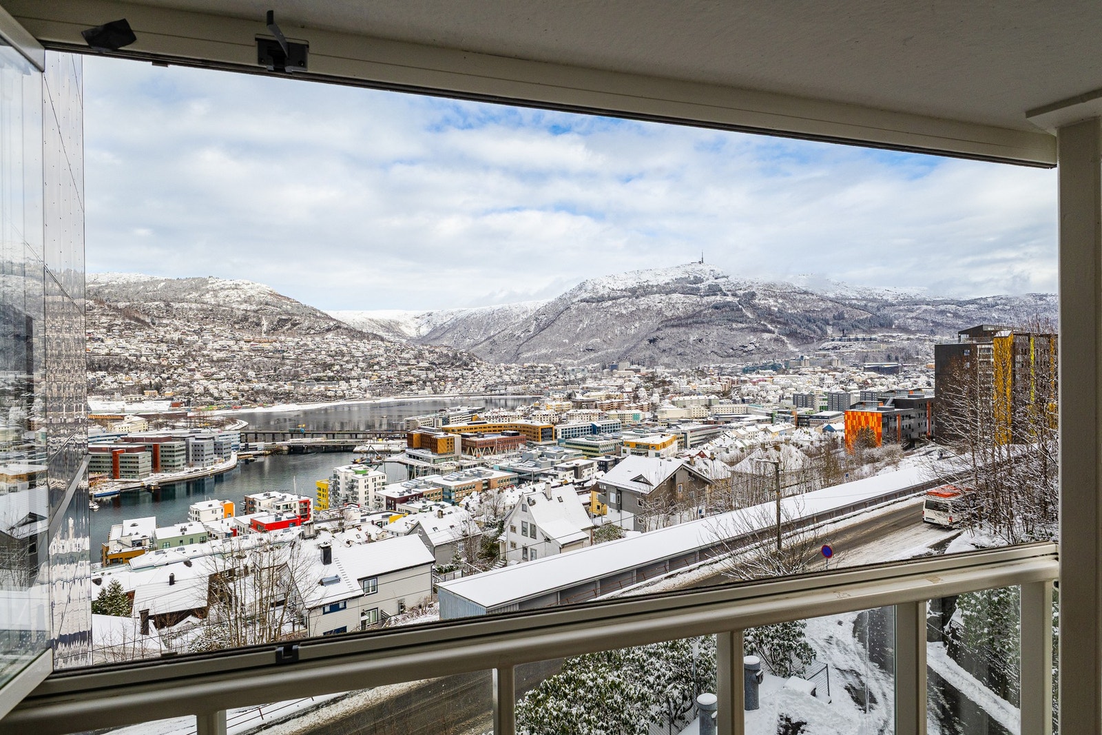 Fra stuen er det utgang til en herlig innglasset balkong på 10 m². Galleribilde