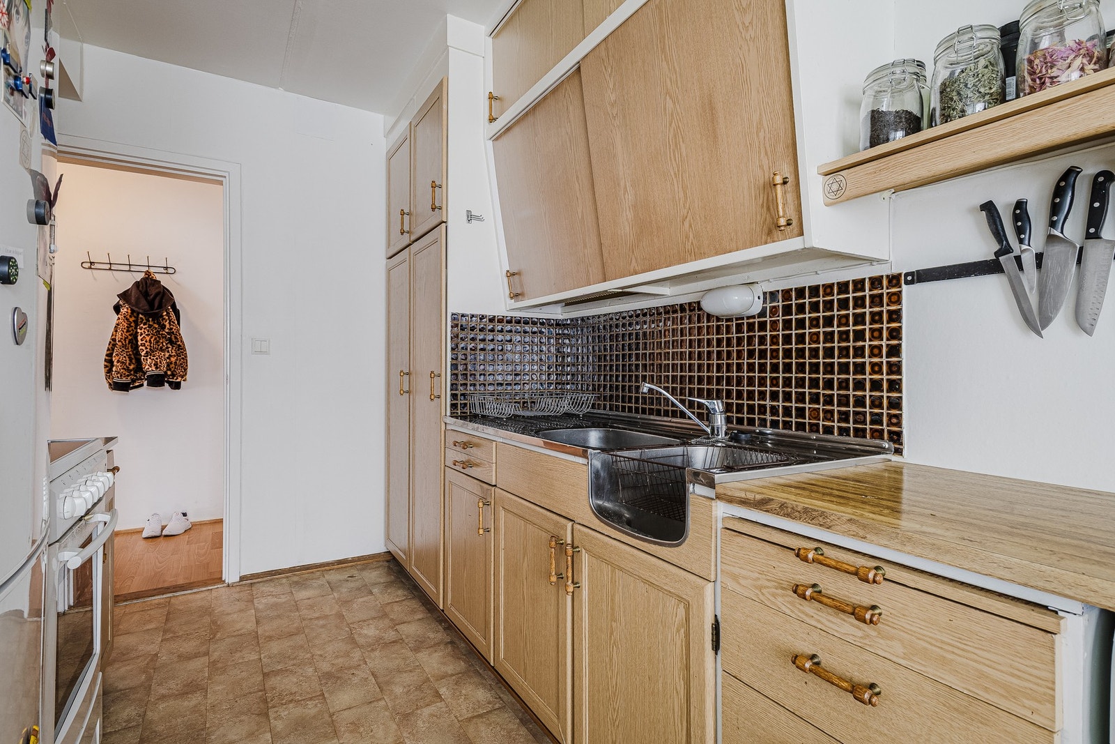 Her er det frittstående hvitevarer, bestående av komfyr, kombiskap med kjøl/frys, ventilator og vaskemaskin. Galleribilde