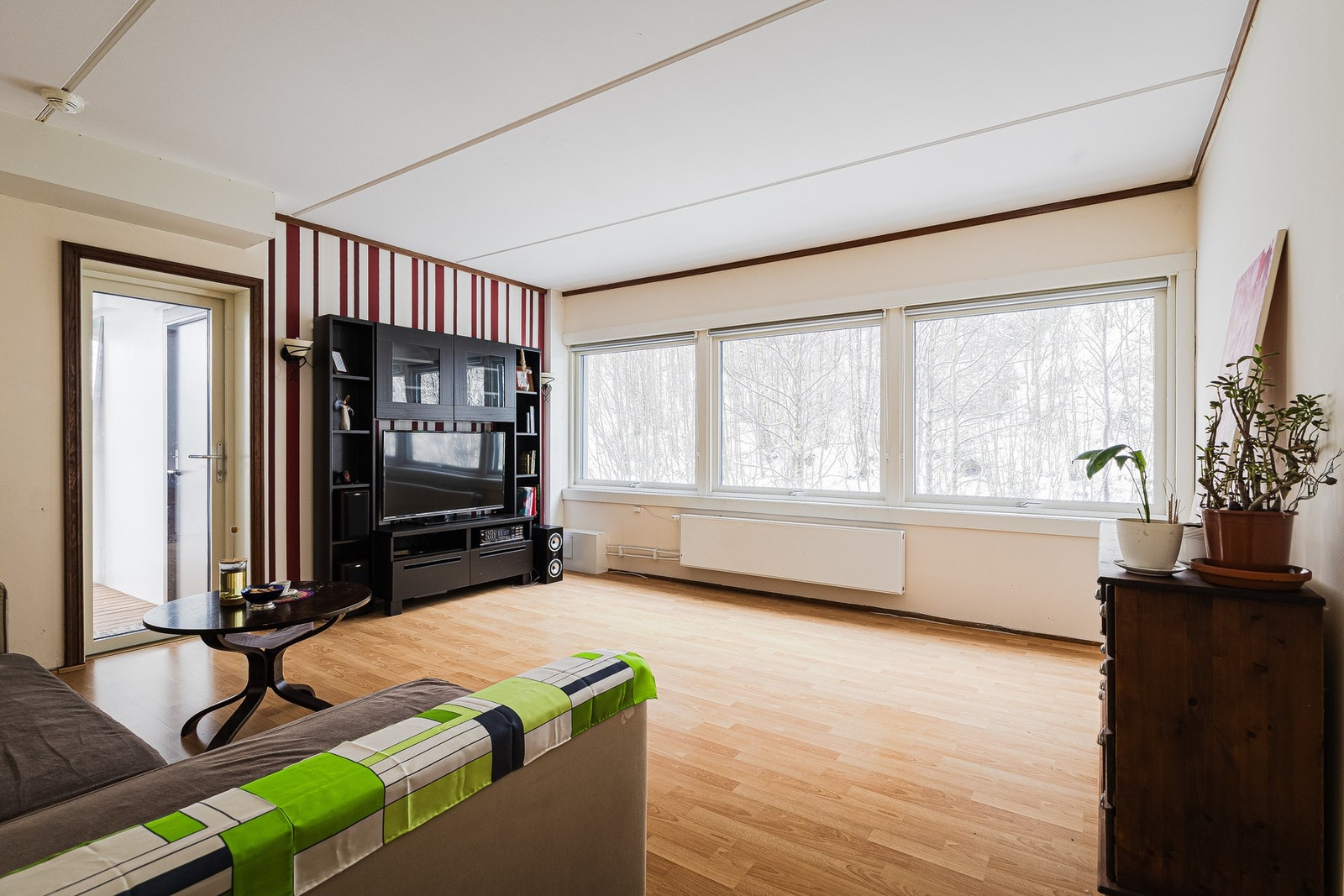 Vindusflatene sørger for rikelig med naturlig lysinnslipp, og rammer inn utenforliggende natur. Galleribilde