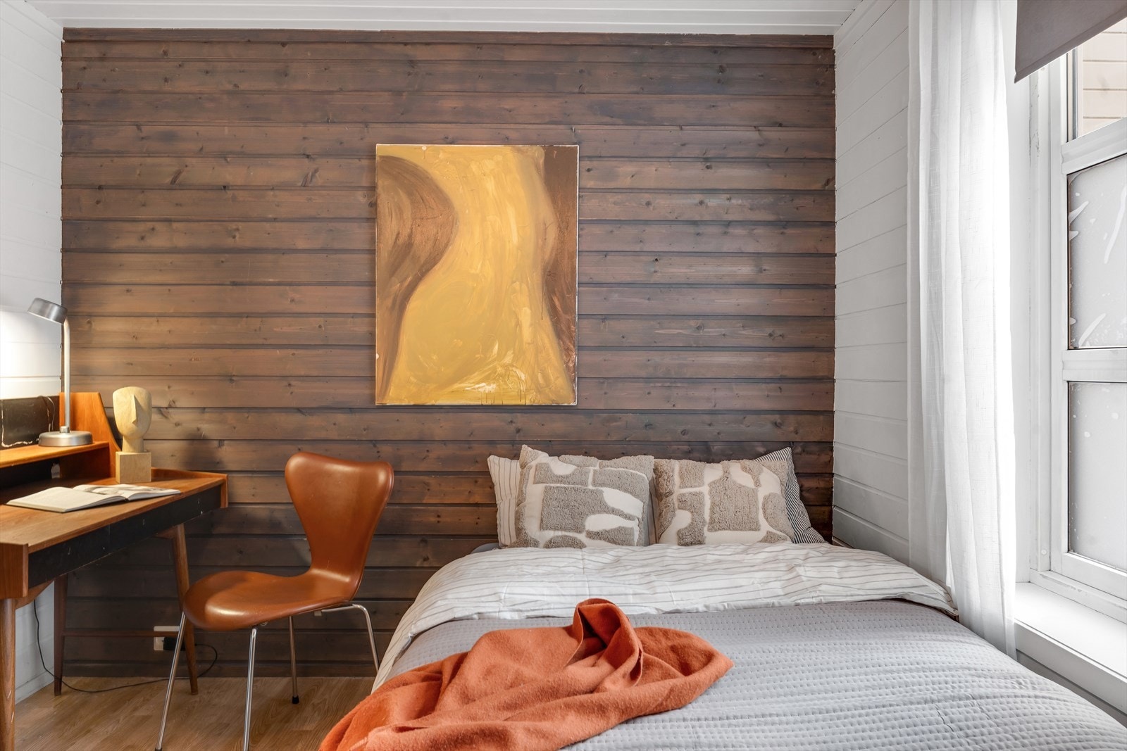 Soverom med plass til stor seng. Galleribilde