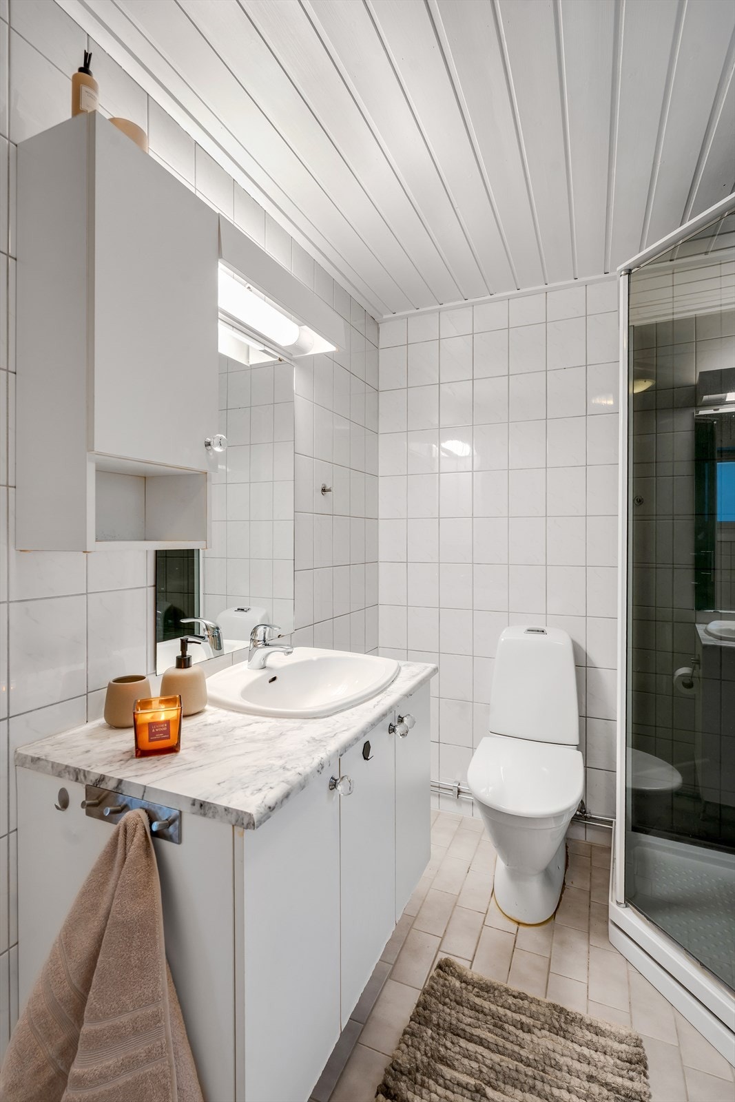 Komplett flislagt bad med varme i gulv. Galleribilde