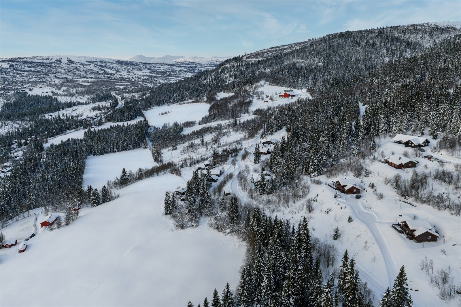 Fra tomten er det utsikt utover dalen, Strandefjorden, Aurdalsåsen og fjellheimen rundt. Galleribilde