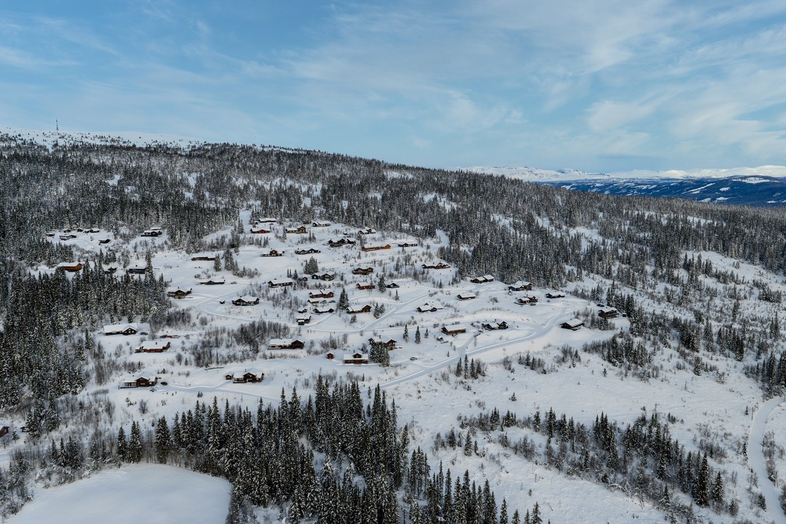 Her ser man et oversiktsbilde over hytteområde. Nydelig turterreng rett utenfor stuedøren. Galleribilde