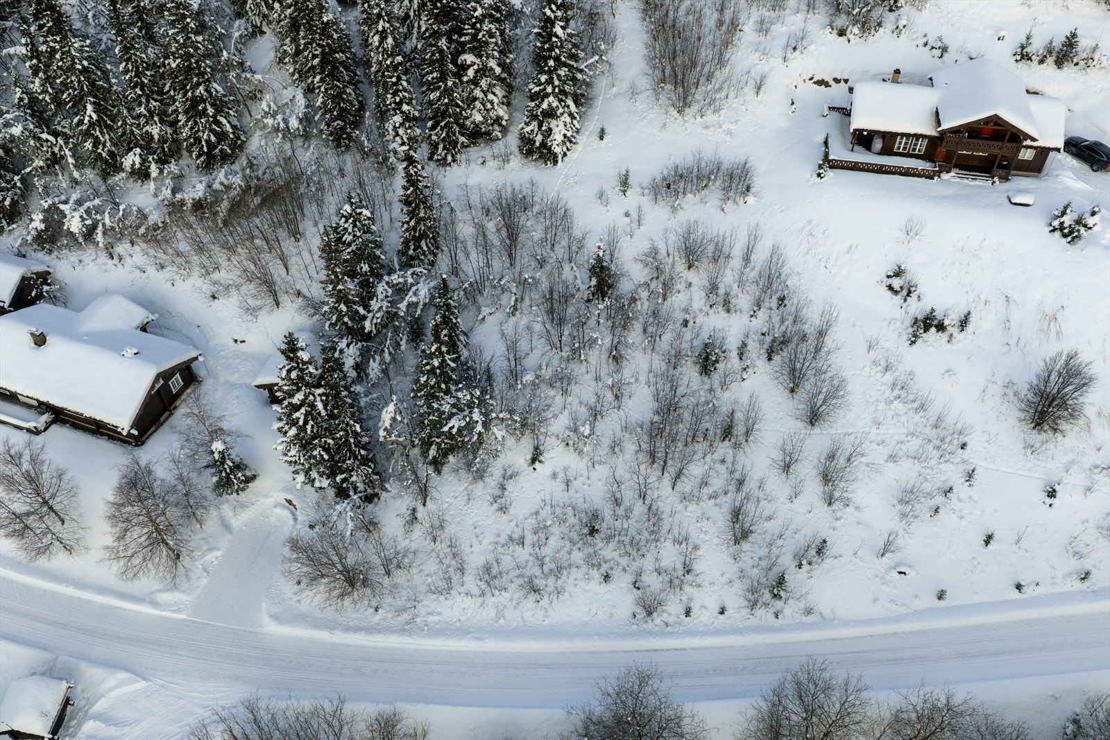 Tomten ligger i skrånet terreng ca 835 m over havet. Galleribilde