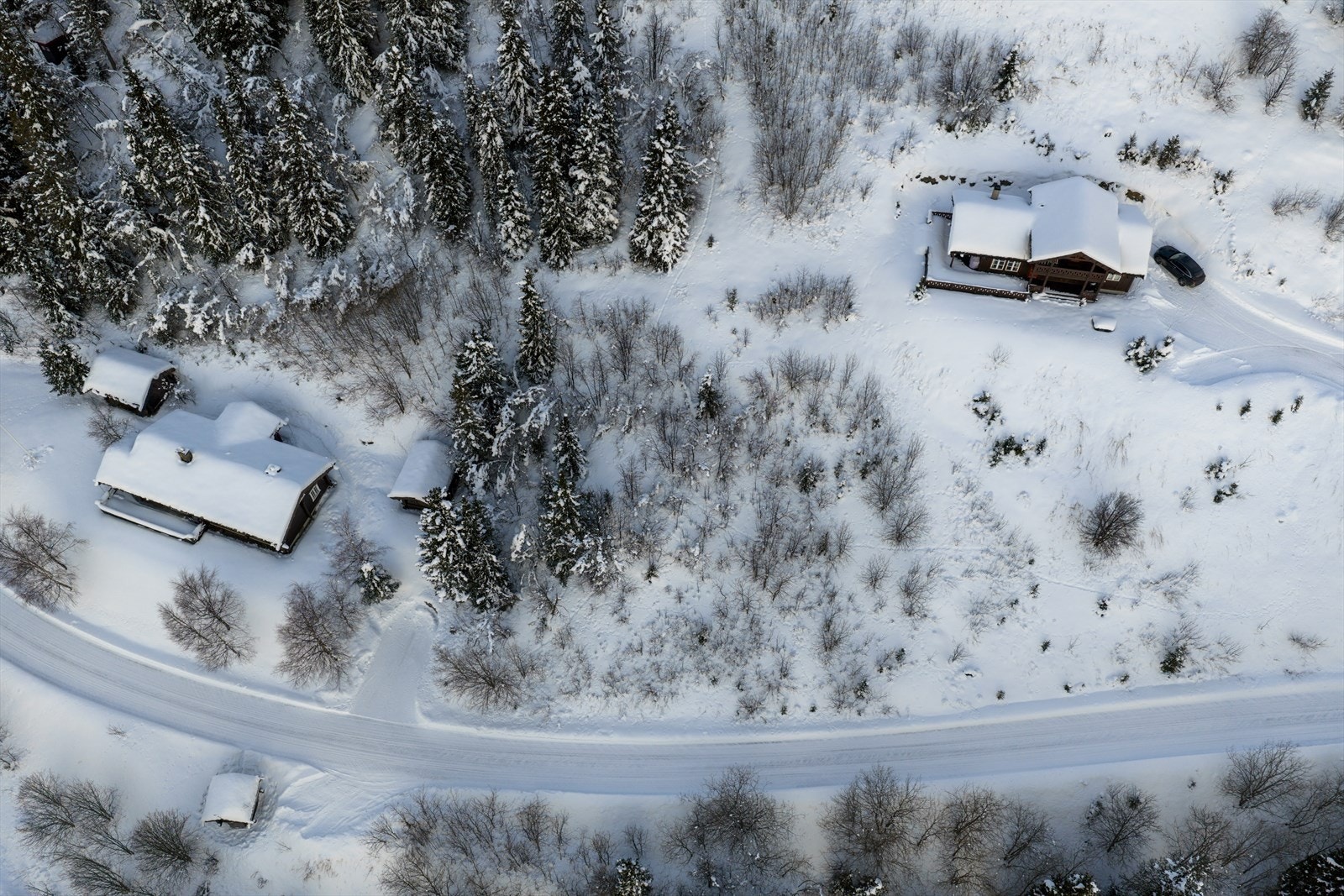 Tomten ligger fint til i etablert hytteområde. Populært sted sommer som vinter. Galleribilde