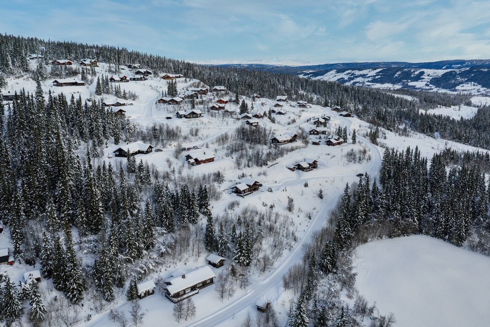 Fin beliggenhet i Fosheim Hyttegrend på Vaset. Ca 4 km til Vaset skisenter og 3 km til Joker butikk. Galleribilde