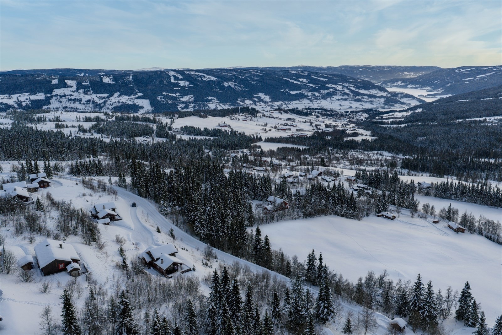 Se vedlagt reguleringsplan mtp hvor mye man kan bygge på tomten. Hytte, anneks og parkering. Galleribilde