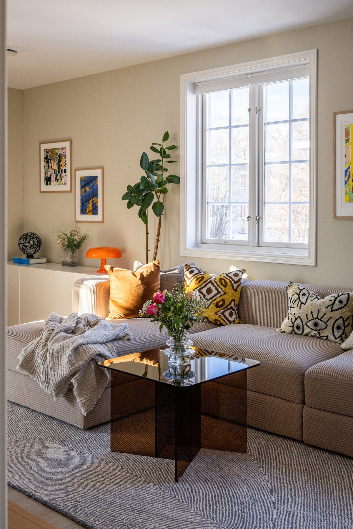 Her bor man rolig plassert ved enden av vegen, med parkering rett utenfor, og både dagligvare og kollektivtilbud lett tilgjengelig innen 3 min gange. Galleribilde