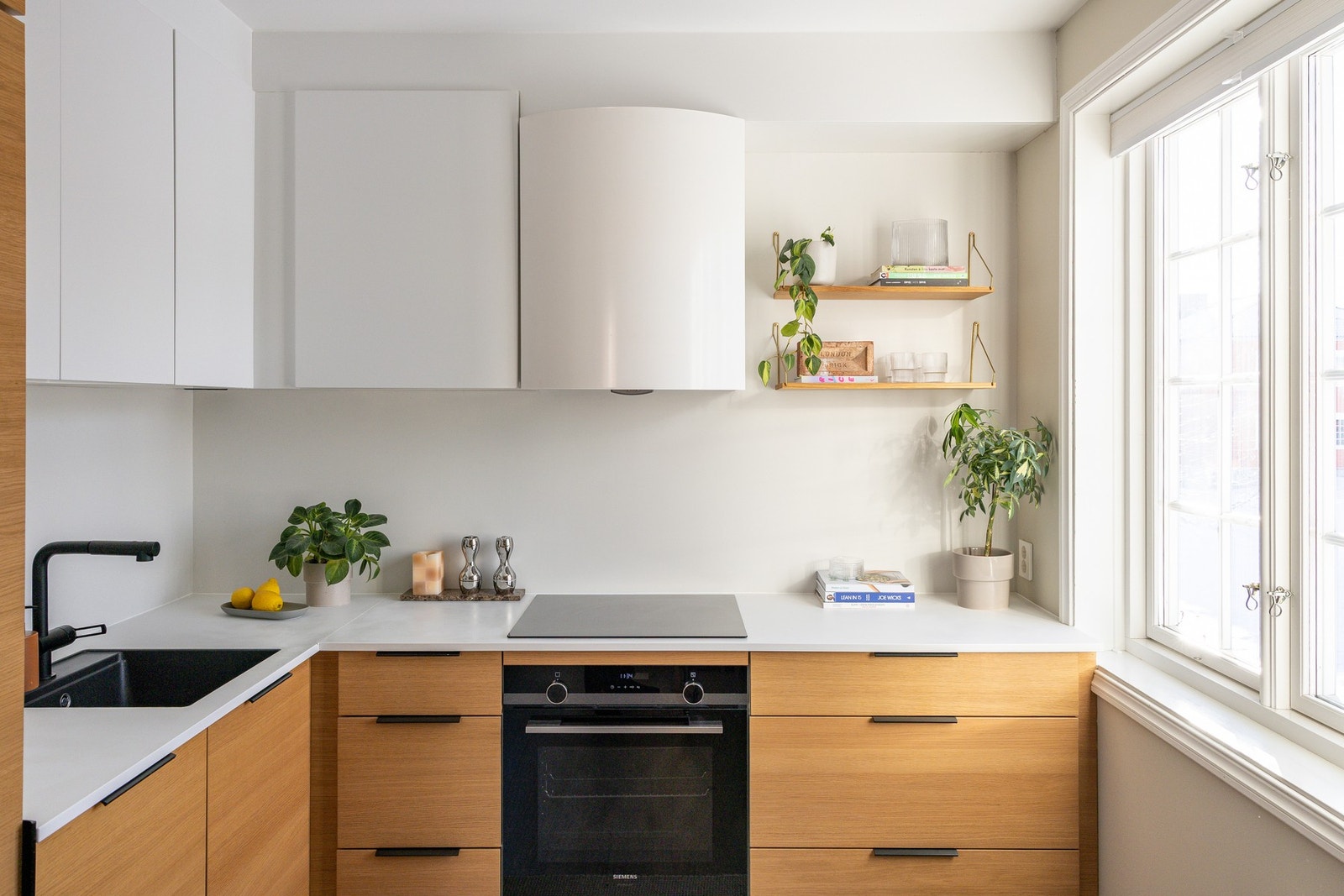 Lekkert kjøkken fra 2022 med integrerte hvitevarer, ny avtrekksvifte inkl. stillegående motor for balansert ventilasjon. Galleribilde