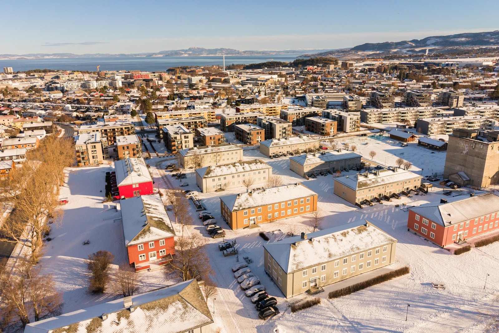 Persaunet er et svært sentralt og samtidig rolig nabolag. Bussholdeplass ved hovedveien, og ca. 10 min sykkelavstand til både Solsiden og NTNU Gløshaugen. Galleribilde
