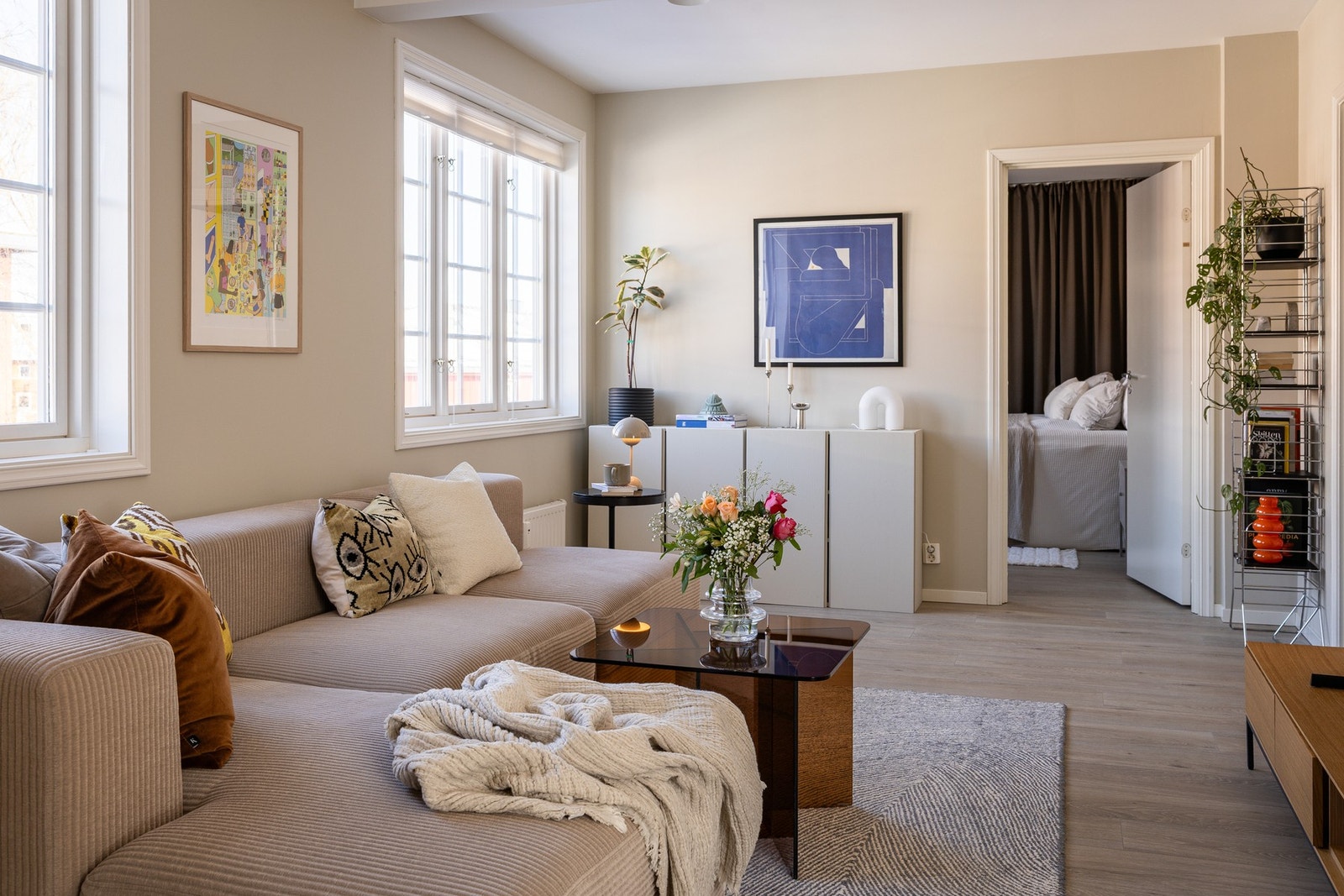 Åpen og lys stue med god arealfordeling som gir naturlig plass for både spisestue og sofaavdeling. Galleribilde