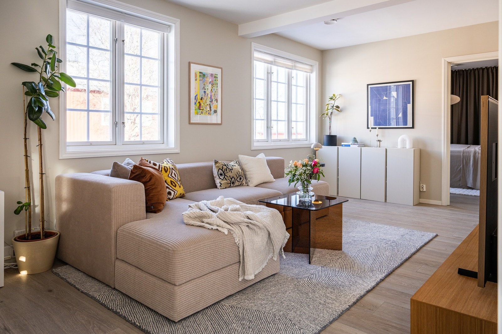 Flott stue med store vindusflater mot vest som gir rikelig med lys og en behagelig atmosfære. Galleribilde