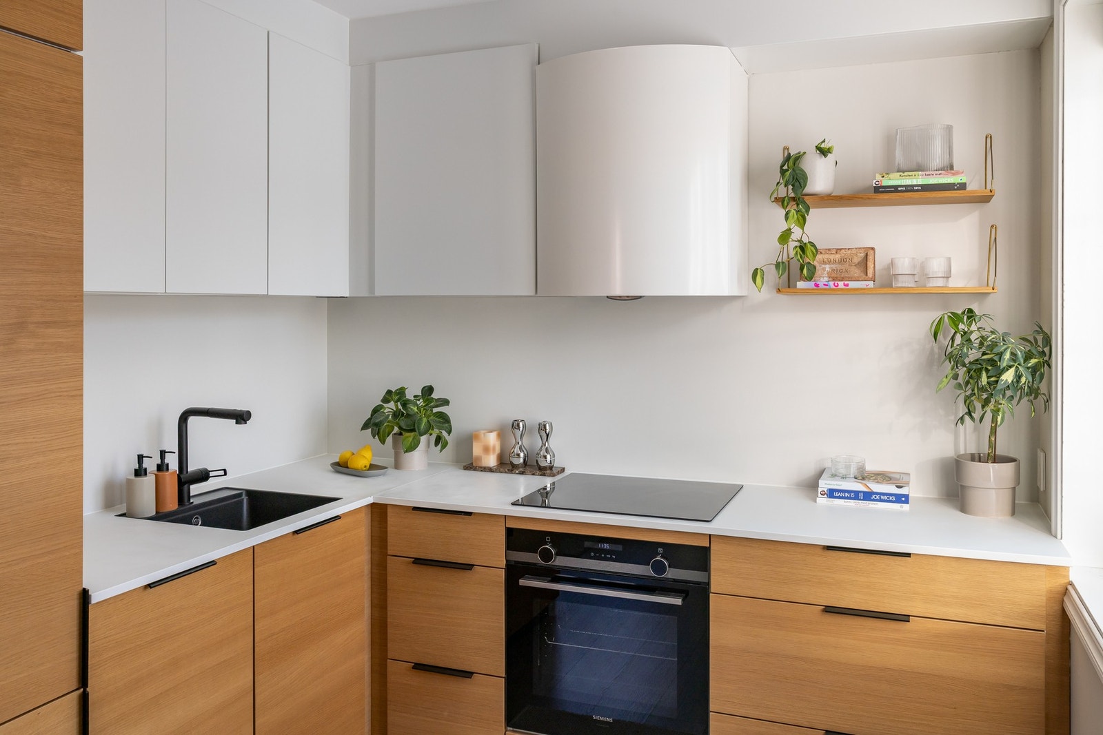 Kjøkkenet har en tidløs og flott stil, og er praktisk plassert i en egen del av det åpne stue- og kjøkkenarealet. Galleribilde