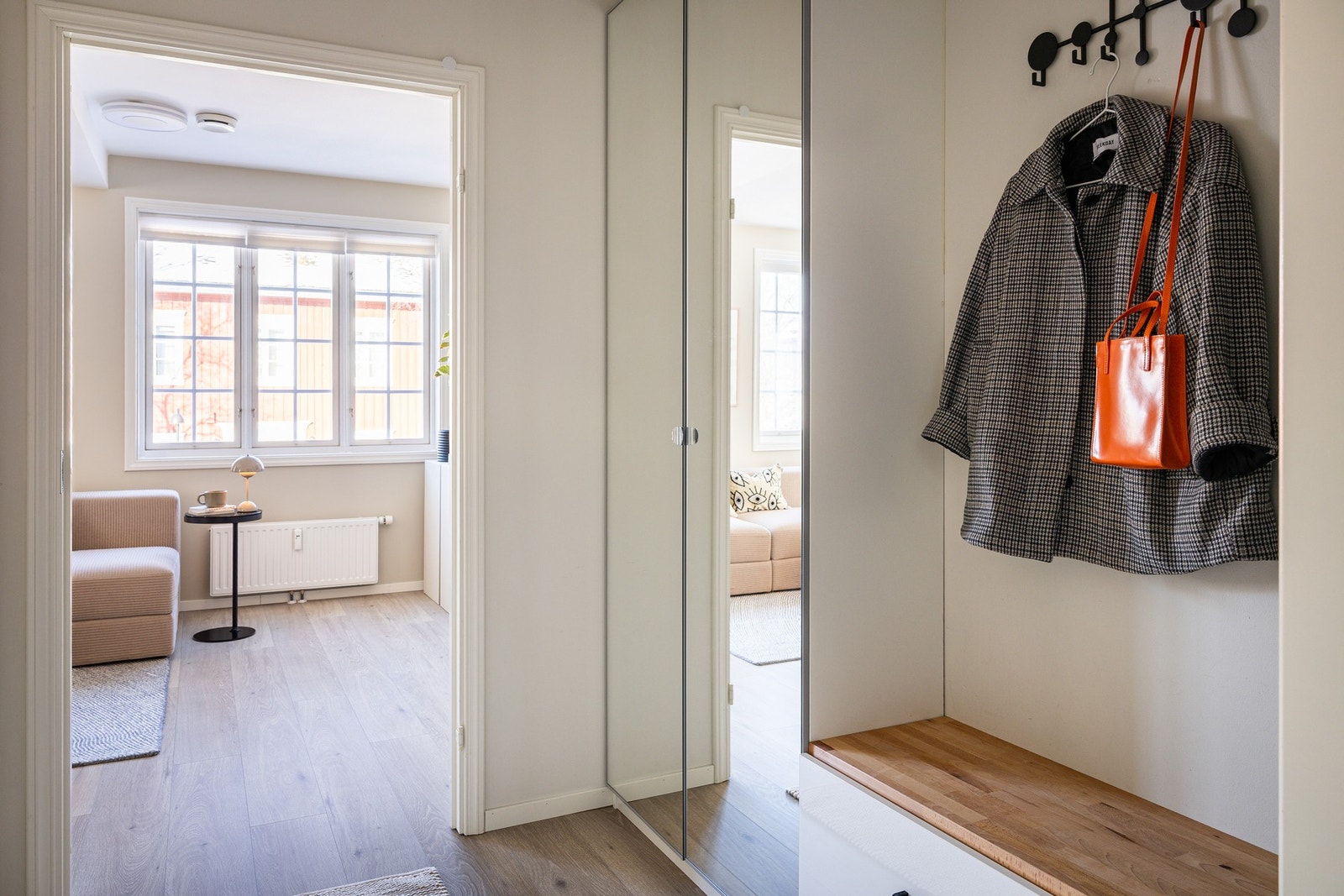 Praktisk gangareal med etablert garderobe som medfølger. Galleribilde