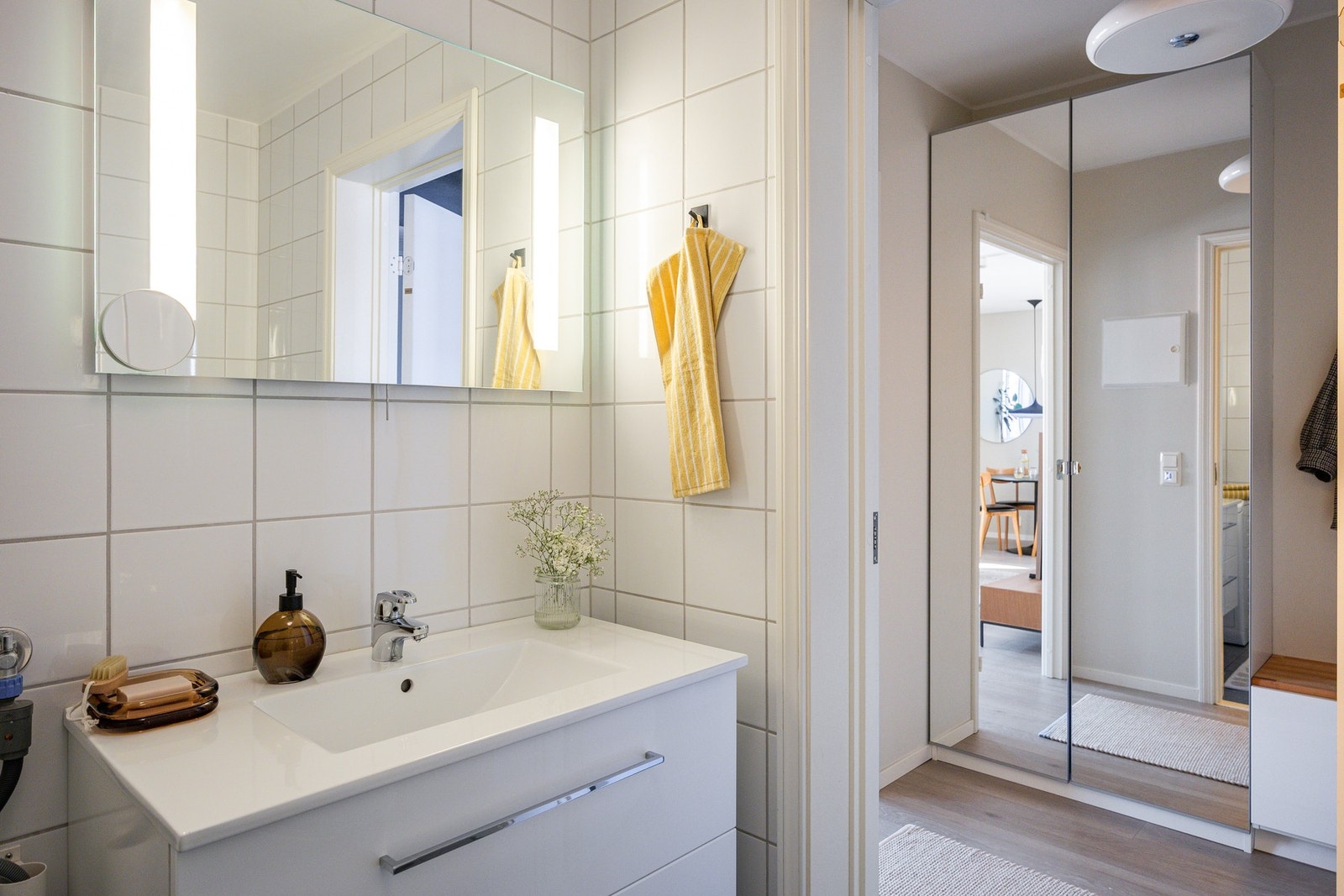 Lyst og nøytralt baderom med gulvvarme. Galleribilde