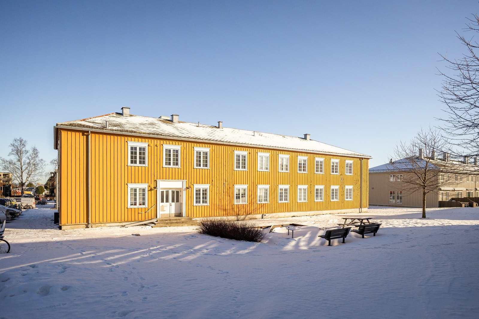 Ypperlig beliggenhet på Persaunet med god plass mellom bebyggelsen i nabolaget, og parkering like ved bygget. Galleribilde