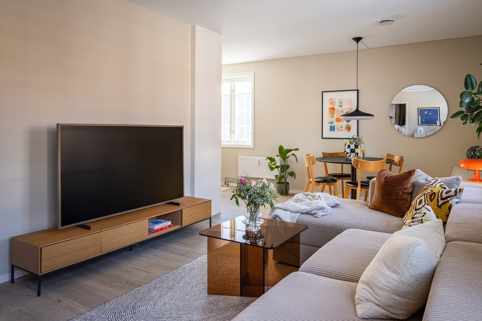 Et lunt og privat hjem med kun en tilstøtende nabovegg og god distanse til øvrige bygg i feltet. Galleribilde