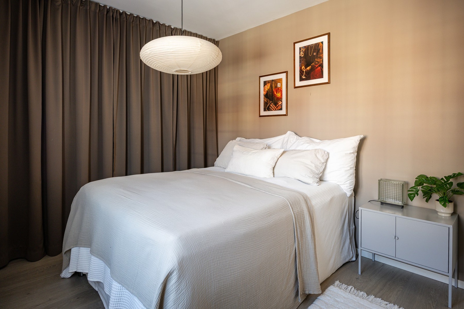 Med garderobe bak gardinene og dobbeltseng er det fortsatt plass til hjemmekontor. Galleribilde