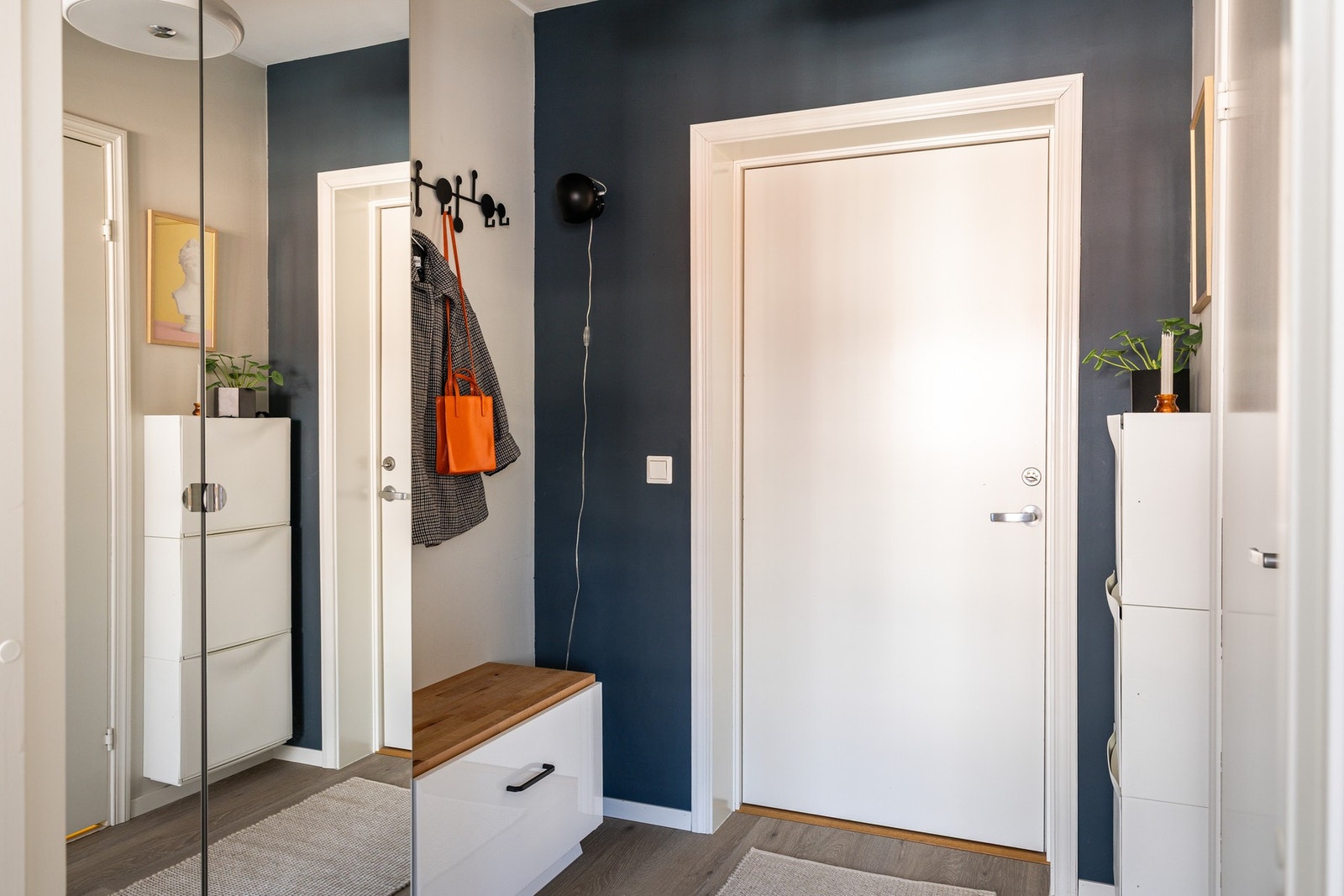 Hyggelig entré med tørrskodd tilgang fra innvendig trappoppgang. Galleribilde