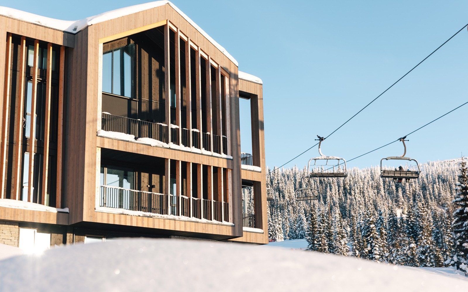 Moderne og tidsriktig arkitektur, som passer godt inn i miljøet Galleribilde