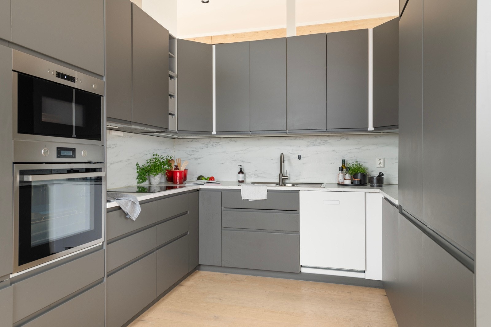 Nytt IKEA kjøkken fra 2022 med mye skap- og benkeplass Galleribilde