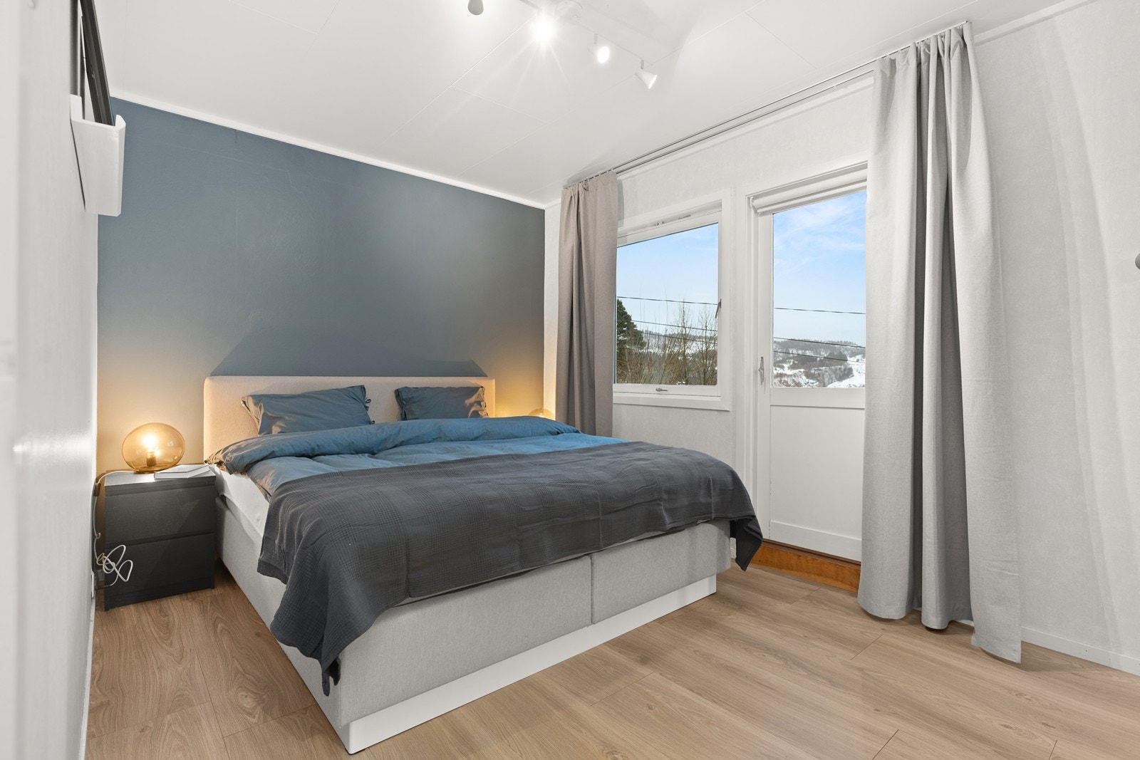 Hovedsoverom med utgang til veranda Galleribilde