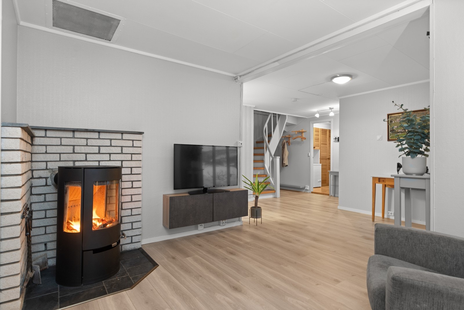 Kjellerstue med vedovn og varme i gulv Galleribilde