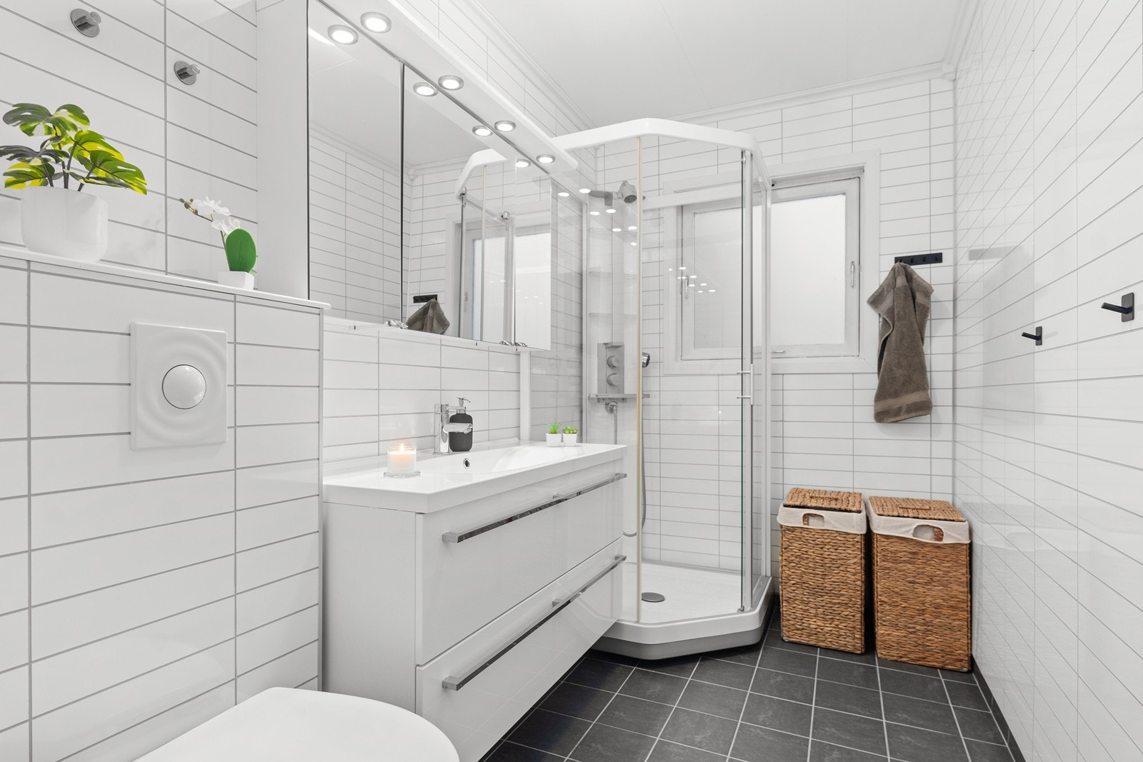 Bad med servant, wc og dusjkabinett Galleribilde